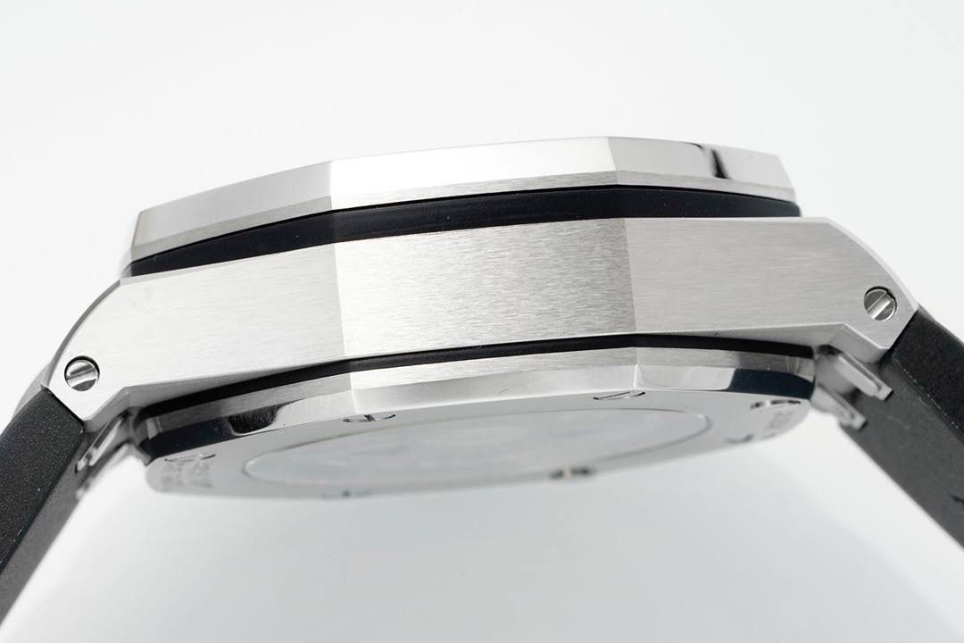 独家开发爱彼皇家橡树离岸系列26420，购入原装1.1打造💯全表采用德国最新cnc技术，每个细节都同步原装，表带表扣通用原装技术实现快拆技术可同原装互换，字面采用最新款纵横格纹面，上手霸气豪华，机芯使用最强丹东机芯外观复刻原装4401机芯实现正面反面与原装难分雌雄。首批数量有限先到先得。首批颜色分别为，1，玫瑰金熊猫眼，2，最火沙漠黄烟熏盘，3，经典蓝盘白眼，4灰盘蓝眼睛，5，经典百搭白熊猫。