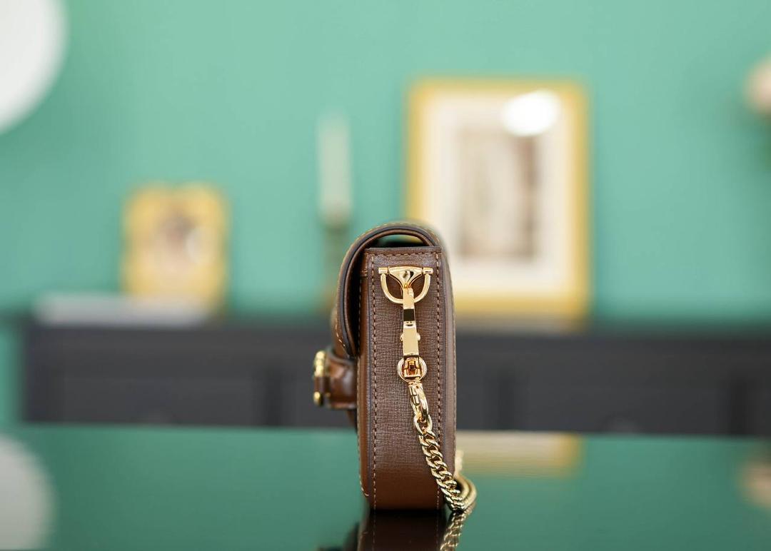 🥯Gucci Horsebit 1955系列迷你手袋 棕色 22cm (原厂皮全铜五金) 正品售价¥12.000 标志性的金属马衔扣搭配经典双G图案 把复古时髦感拿捏得恰到好处 新款的1955二合一马鞍包 包身轻便，且配有一个MINI卡包 主打一个精致便携~ 官方款号 752002 尺寸：21.5x12.5x3cm