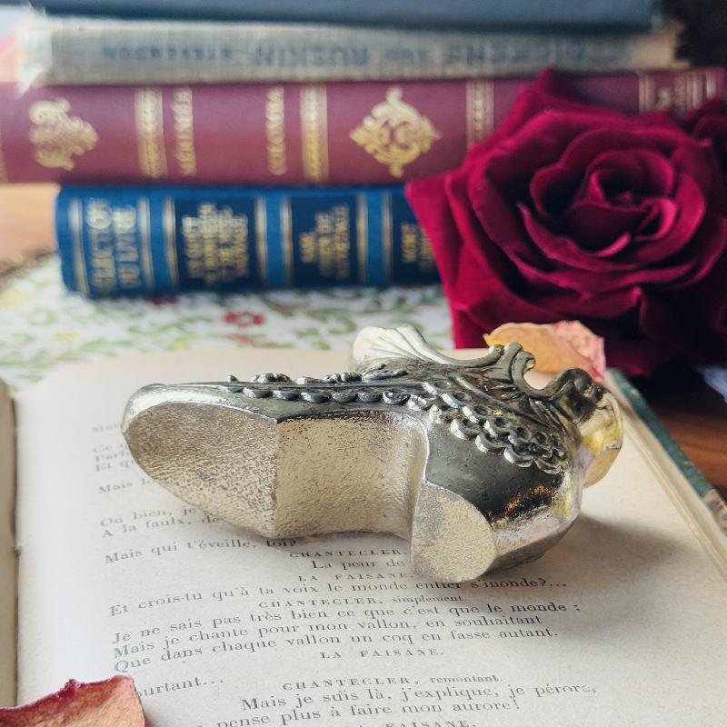 Vintage C.a. 1960-70s Elegant Solid Metal Rose Embellished Shoe Pin Cushion (MT2227)