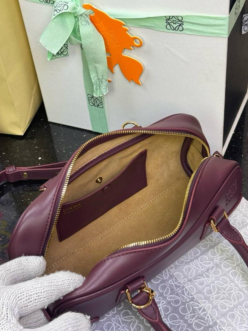 🎈𝗔𝗺𝗮𝘇𝗼𝗻𝗮 23 𝗖𝗿𝗼𝗽𝗽𝗲𝗱保龄球包 ——【杨幂同款‼️独家新品】 尺寸：𝟮𝟯-𝟏𝟏-𝟏𝟎𝗰𝗺 编码：012404 【配全套礼盒】 ❤️采用超柔纳帕小牛皮•延续标志性𝘈𝘮𝘢𝘻𝘰𝘯𝘢标识搭配小挂锁🔒作为新图标•重塑为修长法棍比例。 ❤️外部双拉链设计•搭配可调节可拆卸的长肩带•多样化背法😎容量大•小巧包型为当下时尚之追求。