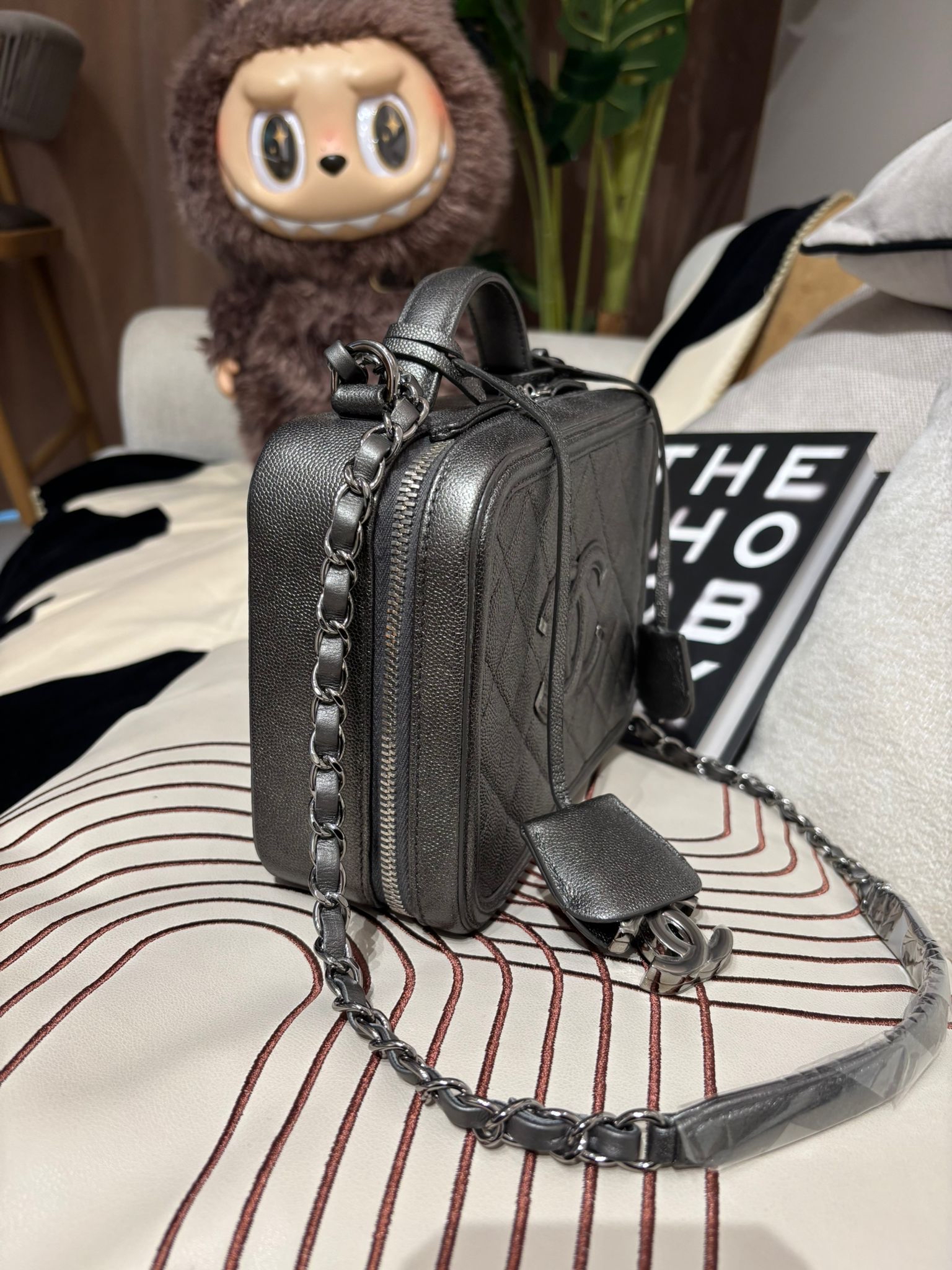 Chanel vanity cc filigree 21cm 銀灰色魚子醬牛皮 ,100%Authentic,98%new ✅26CARD✅dust bag ✅box 