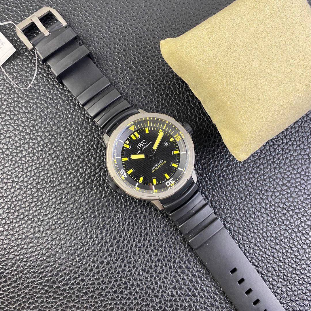 最新款上即将来袭，海洋王者不止水鬼，深海之星万国海洋时计2000自动腕表——只为男人制表！ 专为潜水员及潜水爱好者打造顶级潜水仪器，即使是对于极端的水下作业也不在话下，表壳直径46mm，以钛金属打造。腕表采用一枚造型精美的穹形蓝宝石水晶玻璃表镜，富有机械感的齿轮形表冠，黑色橡胶表带！机芯采用亚洲超级稳定的Aisa2824全自动机芯，3点简洁的日历窗口，表底深海潜水员的经典潜水头盔，一款适合生活悠闲及夏天潜水游泳的最佳选择🔥