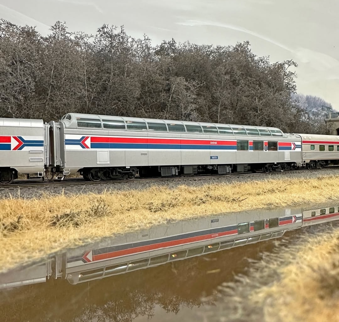 Rapido’s Amtrak 3/4 Dome Lounge HO with lights 