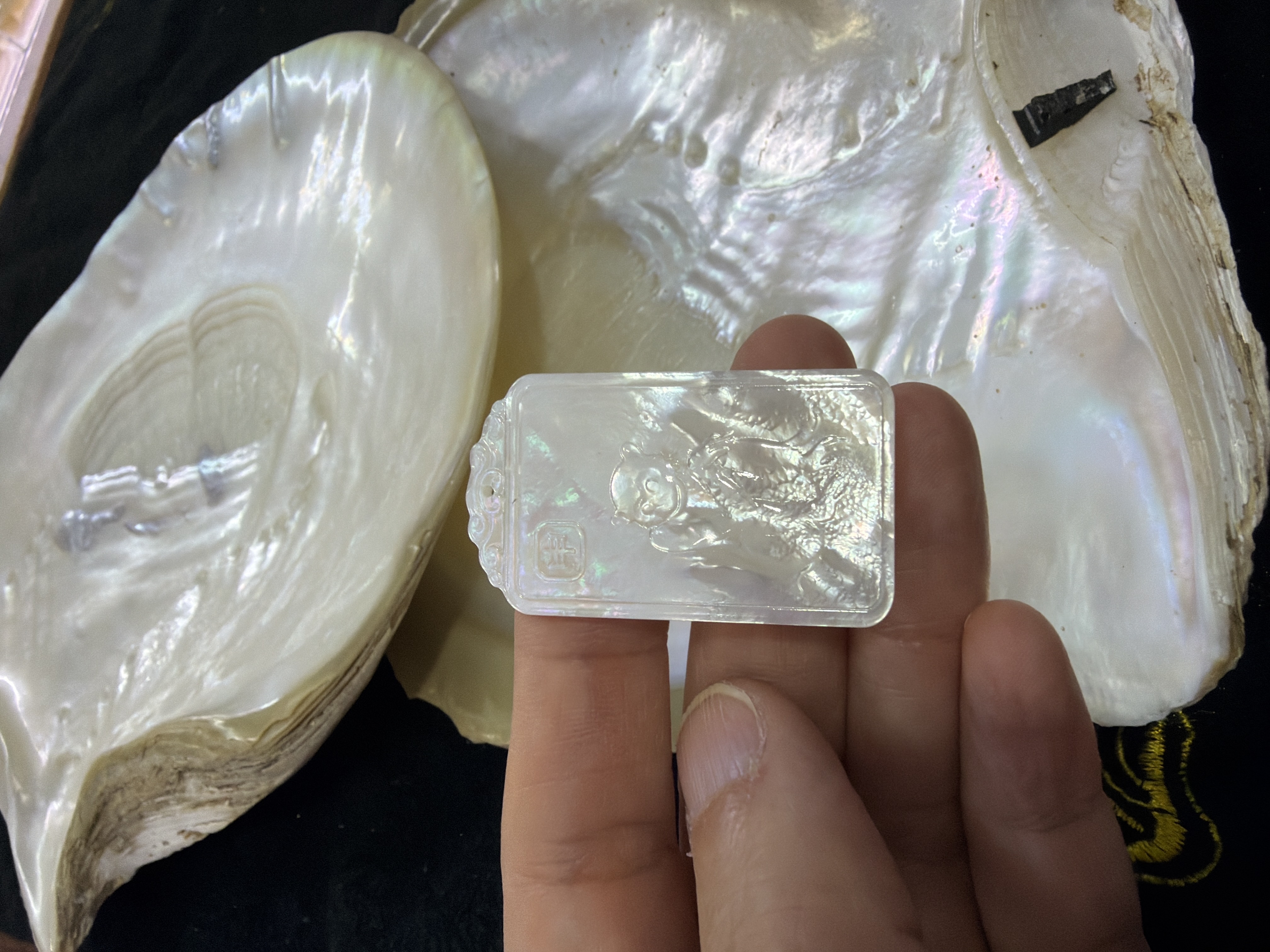 農曆新年巨獻（30%off) 印尼純天然白貝母精雕 #28 屬猴守護 大日如來4*2.3cm（會加持配頸繩）