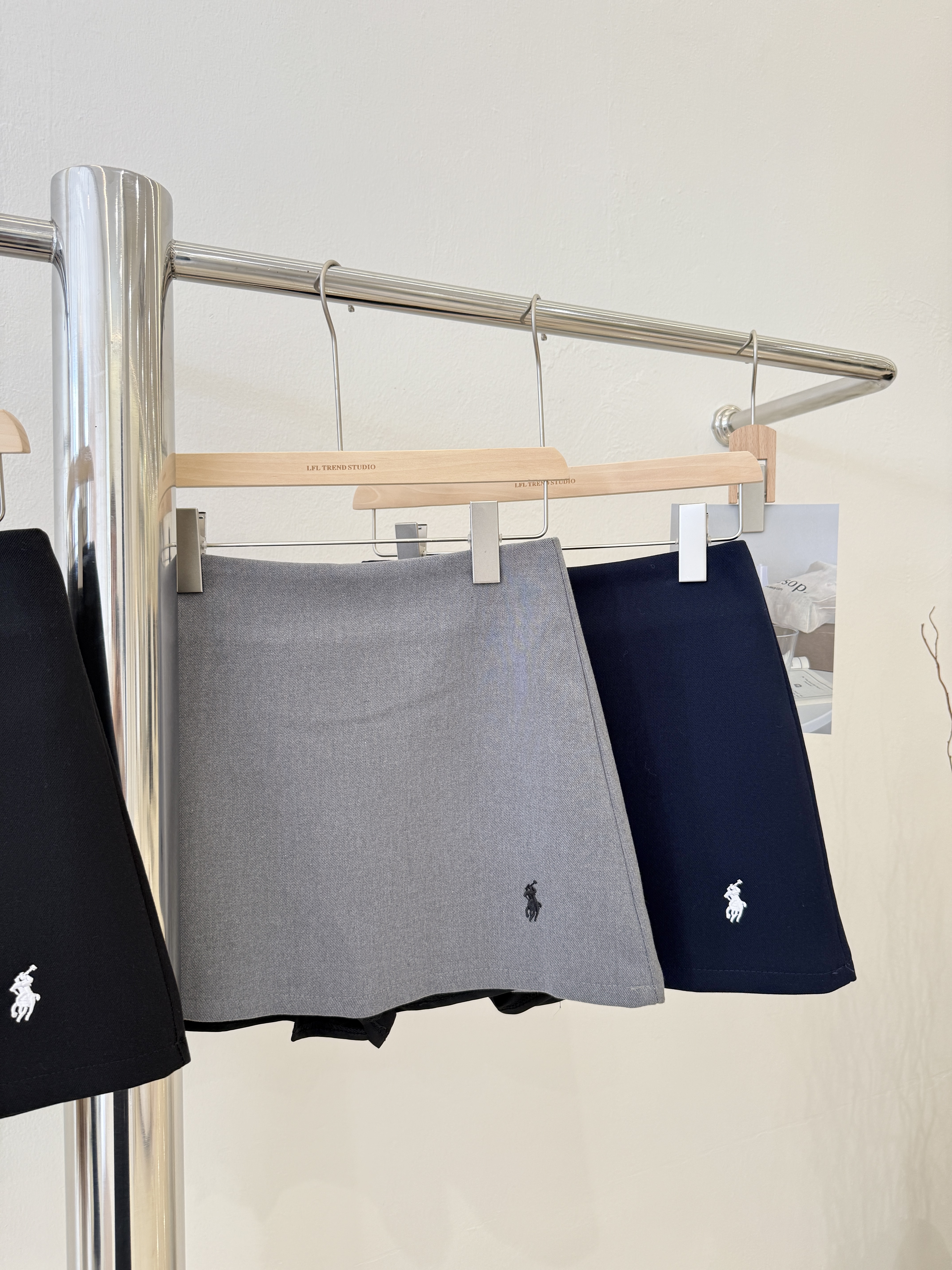 6846 时尚小马刺绣西装裙