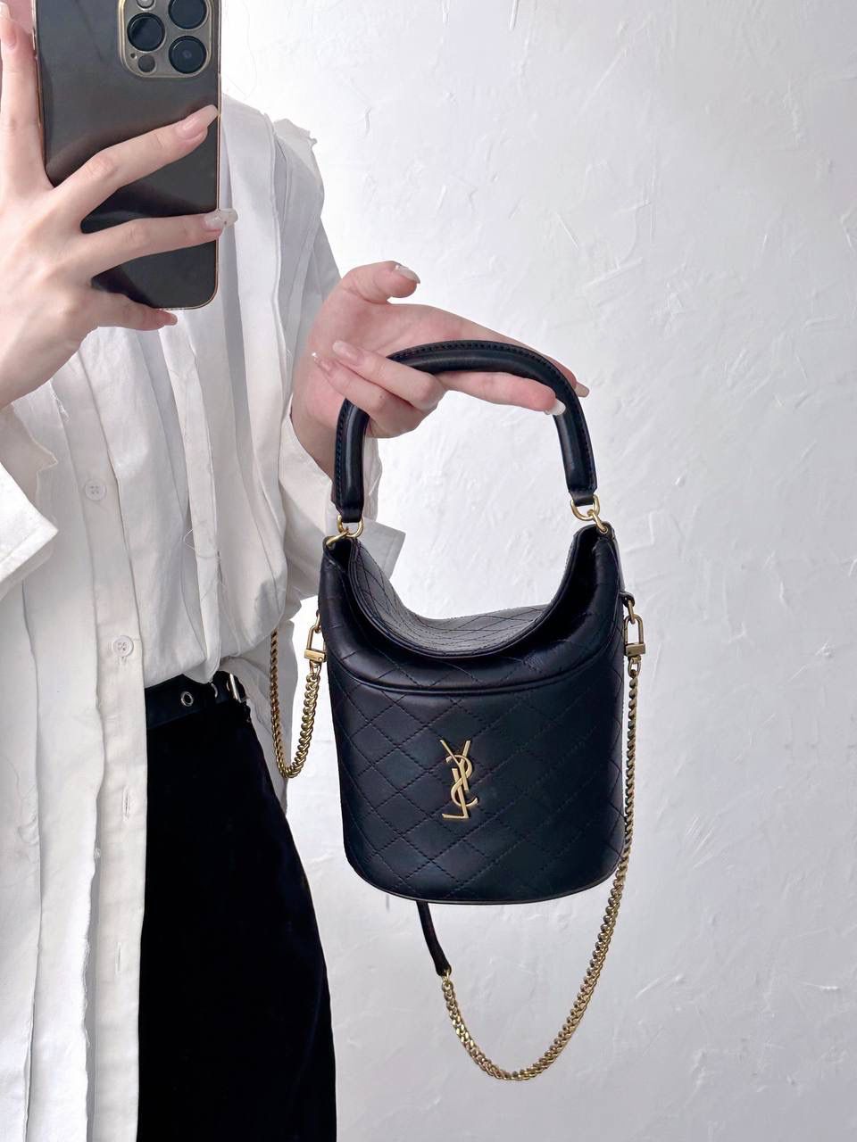 ys1 gaby手提水桶包🍳 哒啦啦，又有新款啦 gaby的延伸系列小水桶 有点像驴家的薯条包🍟 但是它来得更精致 毕竟是小羊皮材质的 手提着真的好好看咯 翻盖的设计更方便取放物品 私密性和安全性也比敞口的更好 一整个大心动！！ 19×17×15cm763961m