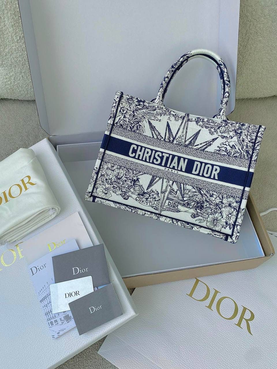 🈶蓝色中号 𝗖𝗗 𝗕𝗼𝗼𝗸 𝗧𝗼𝘁𝗲 23圣诞限定🎄 今年的无限梦境主题也太戳了！ 如星光璀璨，如宇宙般浩瀚 中间的星星宛如从海中诞生的维纳斯🌟🌟 太有视觉冲击力了，神秘而梦幻 像我们每个人都是星辰～ 浪漫到极致，这系列很难不买啊 36×27×16cm