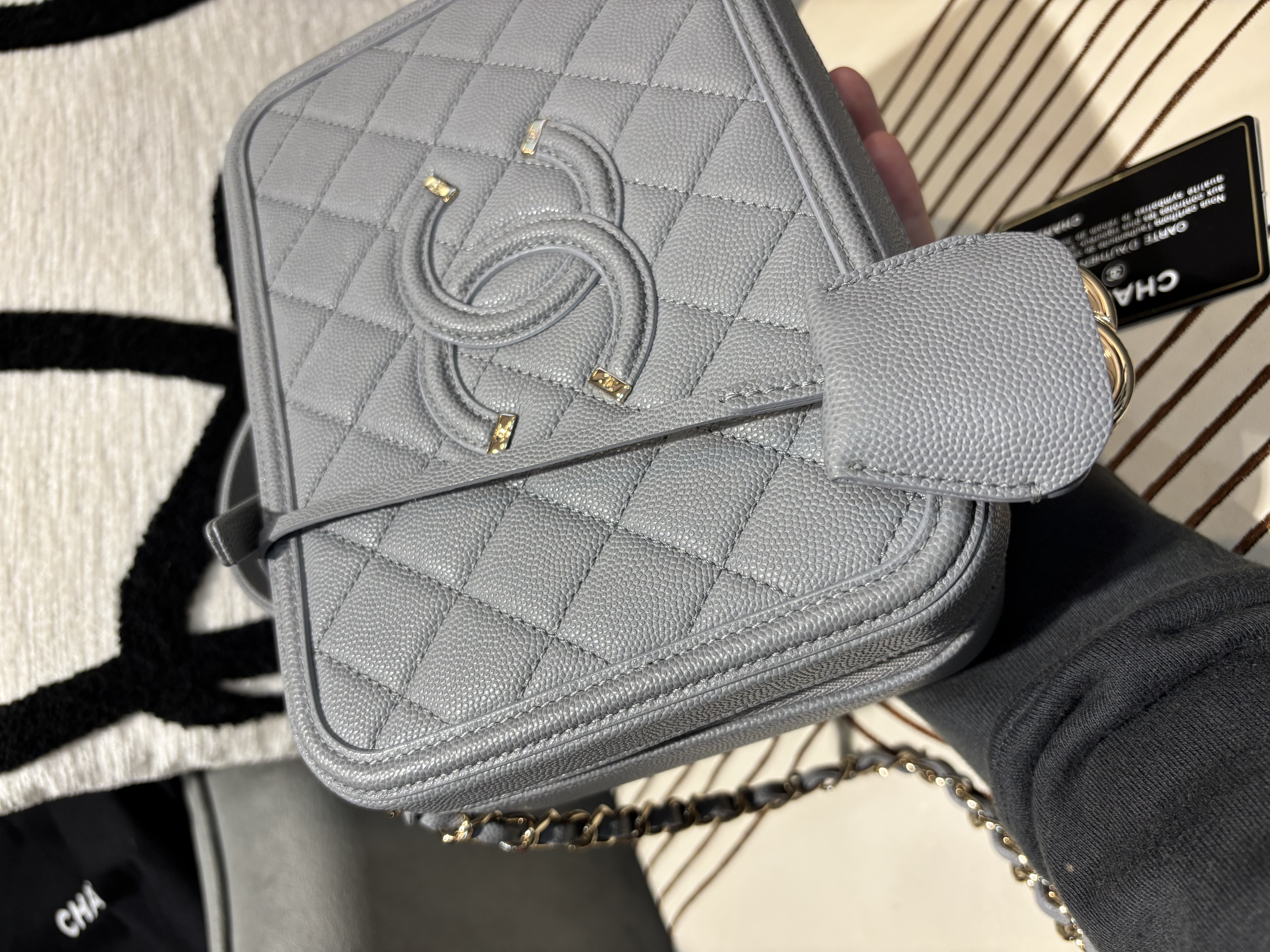 Chanel CC Filigree Shoulder Bag Grey 100%Authentic, 95%New ☑️29Card☑️Dust bag