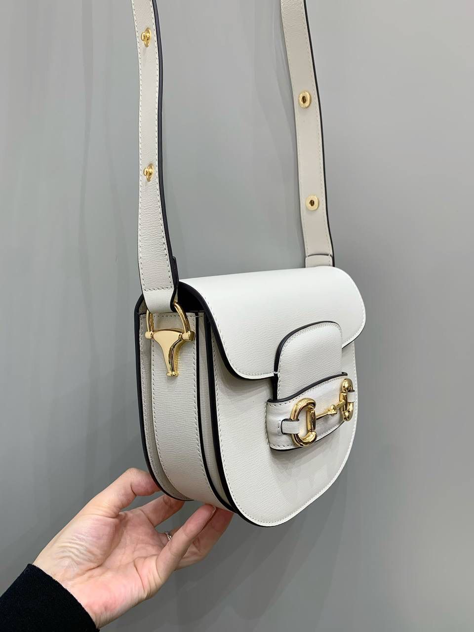 新背景实拍正品级 。Gucc1 horsebit半圆迷你全皮白 （纯铜五金原厂皮） 这个小可爱是真的可爱，小小乖巧的一个 经典的设计加上配色，不管你是潮流的运动女孩👧 还是睿智的职场精英，又或者是优雅的气质女性 这款都是你完美生活中的一款适合的穿搭单品 经典百搭 实用而又不失个性时尚 1955系列寓意马到成功 来掌握自己的人生方向吧！ 型号760191；尺寸17/18.5/7.5cm
