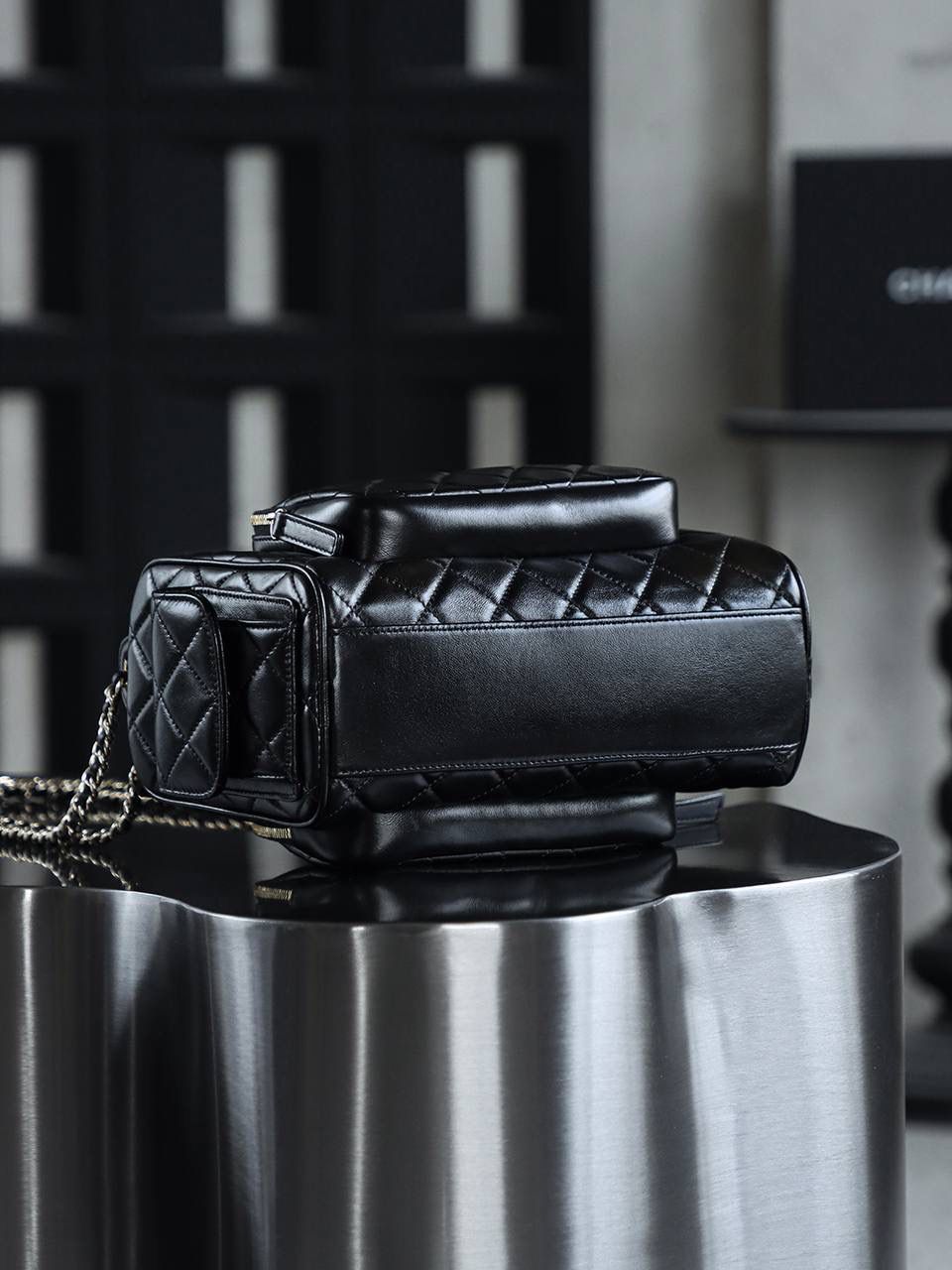 24K相機包大號鑒定版 👜 一包一碼 支持全球鑒定查驗身份證原廠專G 方框原廠皮料過關清單資料可査詢 24K相機包小號，尺寸精巧，卻蘊含著大大的時尚能量。 方正包型延續經典，線條簡潔流暢，每一處細節都盡顯簡約美學的精髓。 小號更加可愛精緻時髦！ 五金：厚鍍14k淺金 皮料：方框褶皺小羊皮 尺寸：13*23*15cm