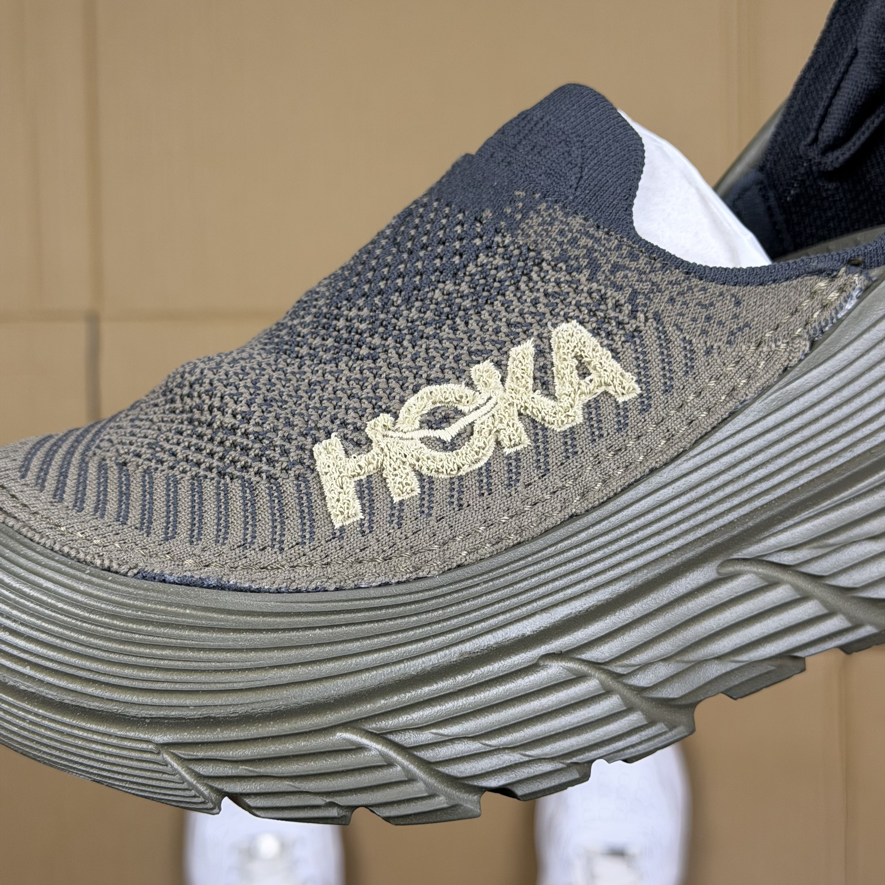 HOKA Restore TC