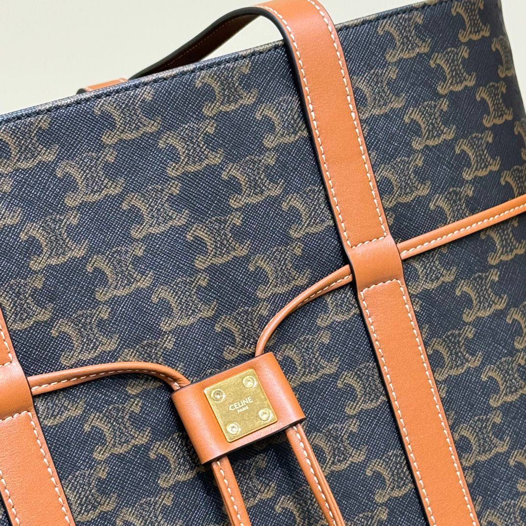 🔥大货实拍图 𝗖𝗘𝗟𝗜𝗡𝗘 ♥ 𝗖𝗔𝗕𝗔𝗦老花抽绳托特 型号：113722 尺寸：34.5*31*16cm 𝑪𝒆𝒍𝒊𝒏𝒆新款购物袋，一款将复古与现代完美融合的精品，凯旋门老花棕色的包身如同经典绽放在当代，每一个棕色皮料点缀都诠释了无与伦比的精致和高级感～