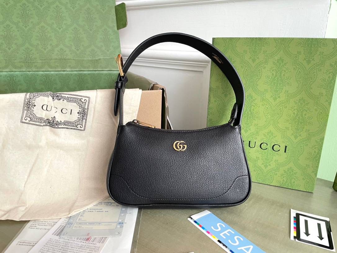 👜Aphrodite系列 型号:739076 尺寸:21*12*4 手袋向20世纪90年代末和21世纪初流行款式致敬，以全新廓形演绎，将经典设计与流行配色和富有辨识度的双G配件融于一体，打造时尚前卫且别出心裁的包袋造型。这款肩背包以黑色软皮匠心打造，巧妙融入金色调拉链开合.🔥🔥