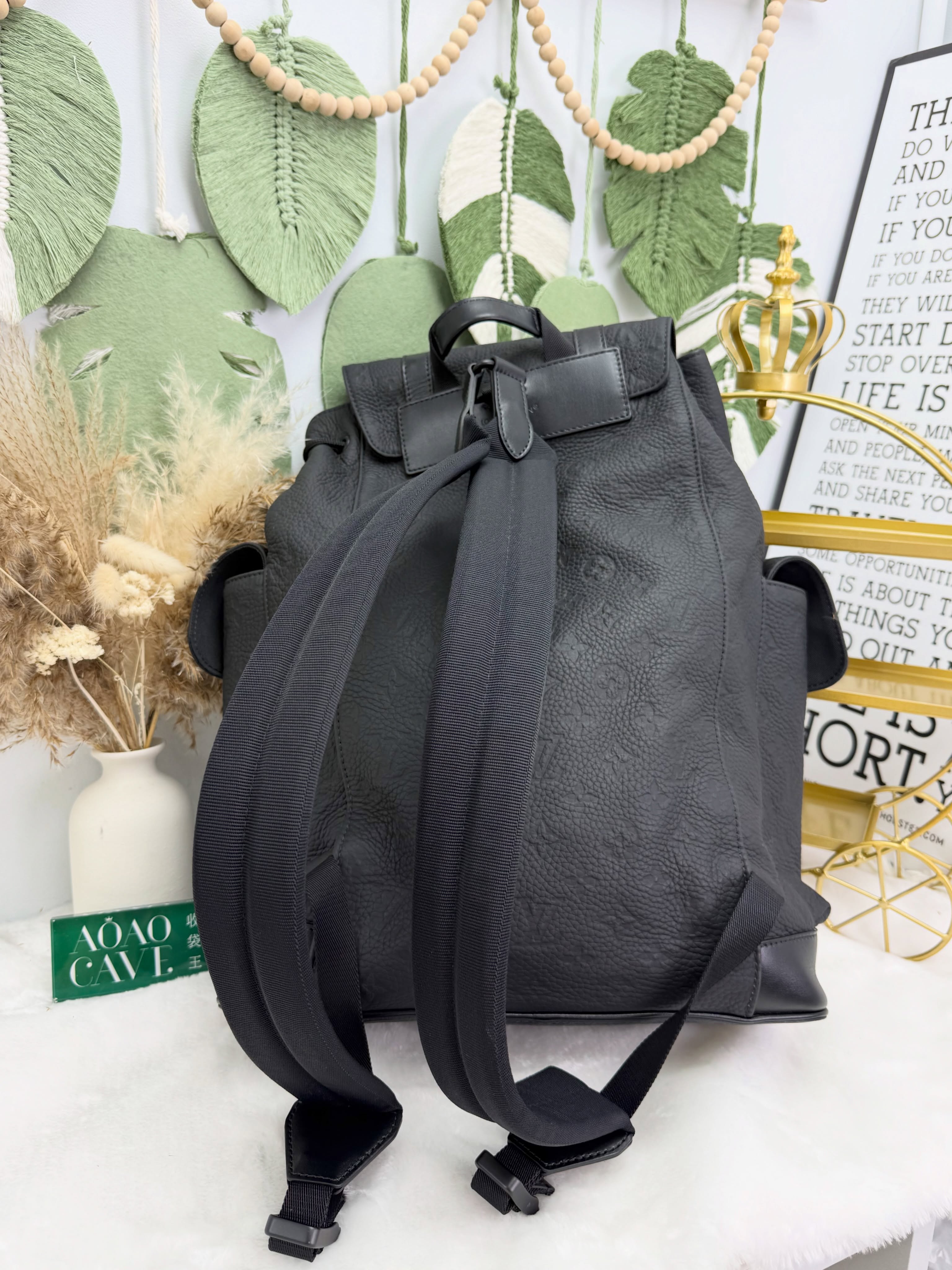 Lv👜 PRE OWNED 🛍️黑武士壓花書包 有塵袋🖤新款