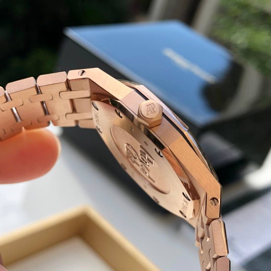 防眩光处理蓝宝石水晶 表壳套和表带均为316L精钢镀18k玫瑰金 瑞士进口石英机芯 组件这些看得明明白白 表壳套 底盖 表盘 防水胶圈等等 拆解看得细节，明明白白‼️💯😎