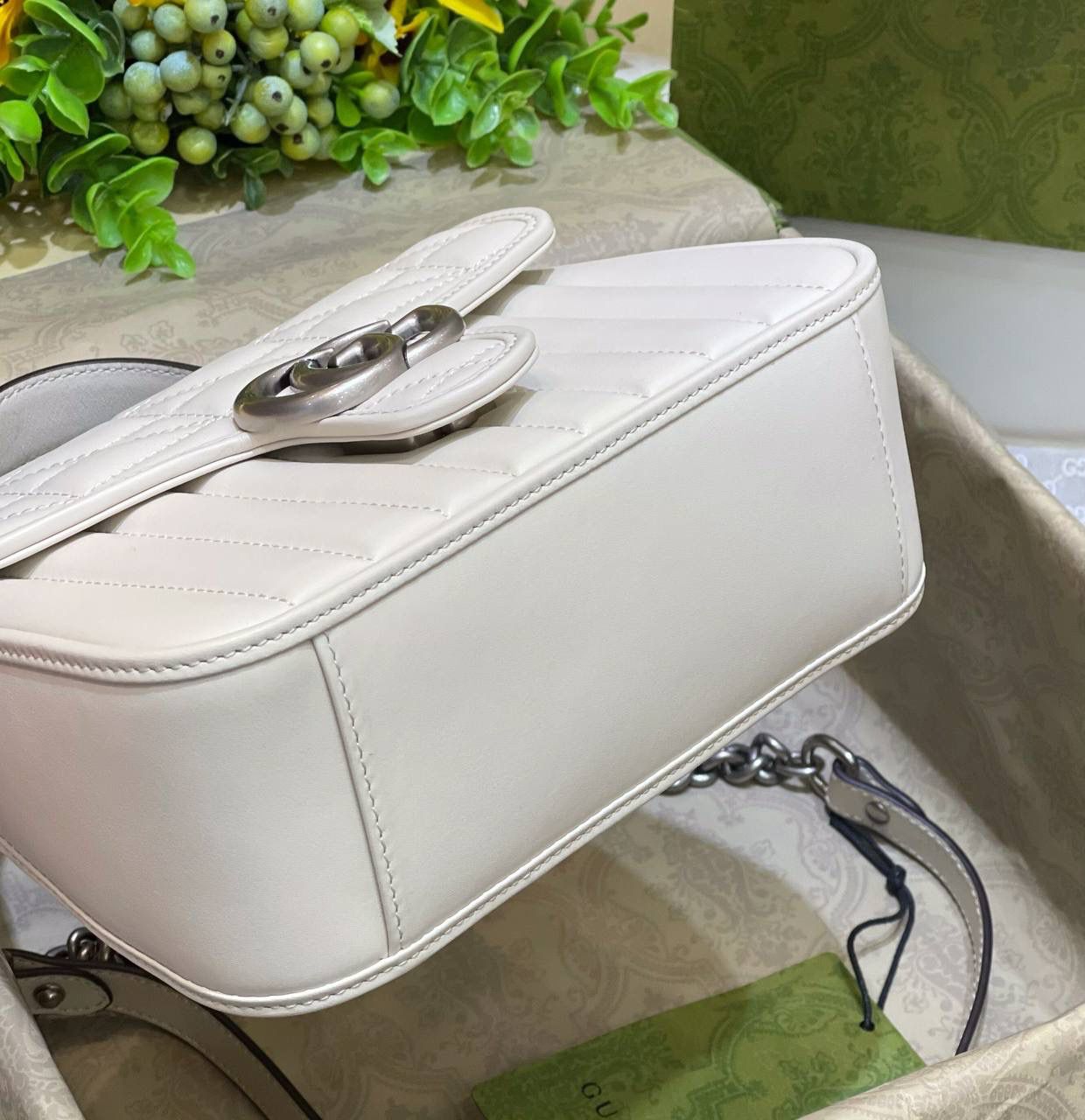 ✈️✈️✈️🔥𝙈𝙖𝙧𝙢𝙤𝙣𝙩 菱格原厂皮# ▫️型号583571 ▫️尺寸 21*15.5*8cm G家新款系竖菱格主题，焕新演绎经典造型，选用原厂牛皮材质，饰带银灰色双G，可拆卸金属链肩带设计，可令手提包轻松转换成肩背包，打造多种携带选择。