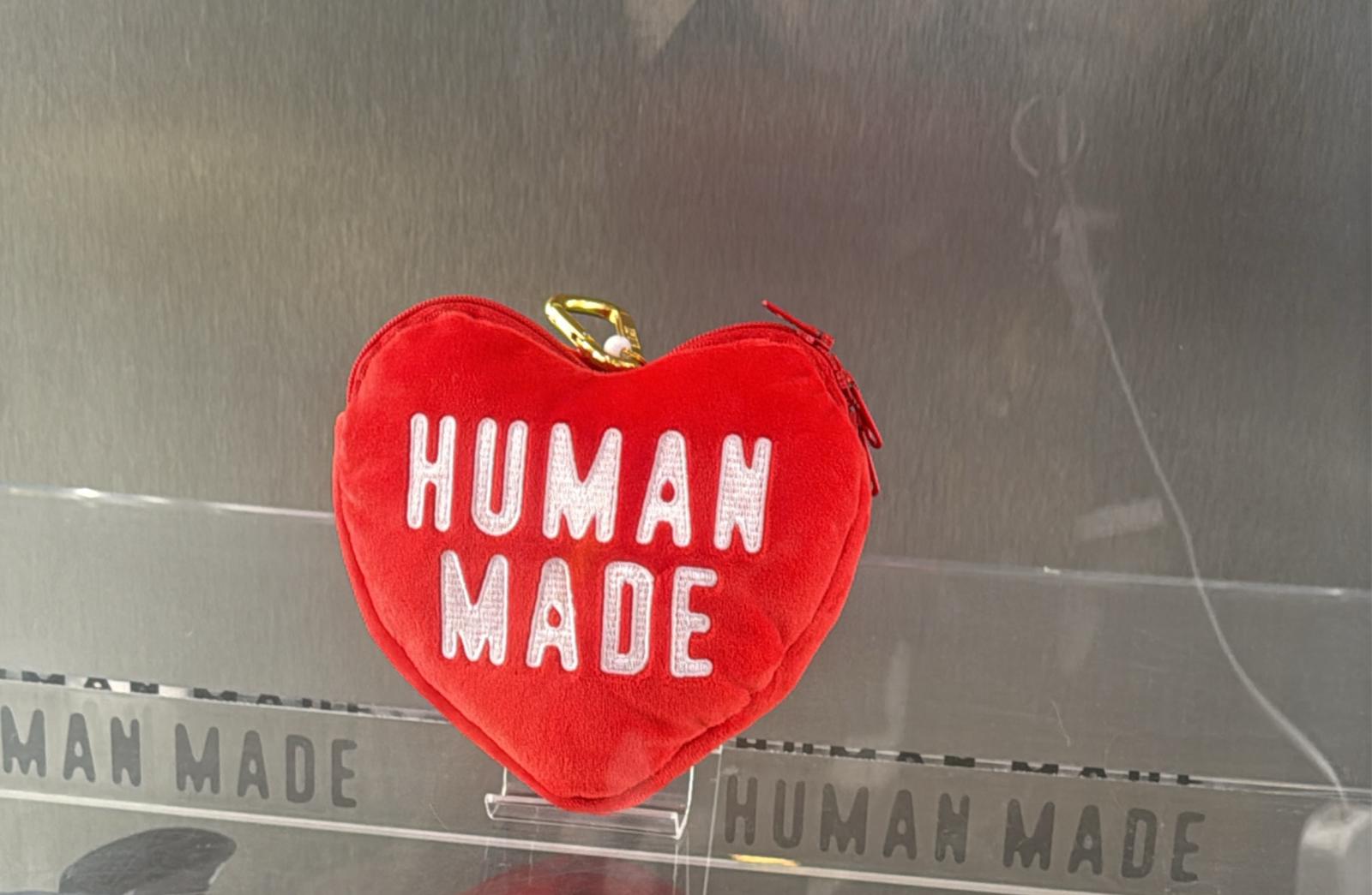 Human made purse key chain 有個好得意嘅設計!條拉鍊係有三條!有一條係fake 的，sales 說襯返佢個logo係有三條嘢👍🏻👍🏻