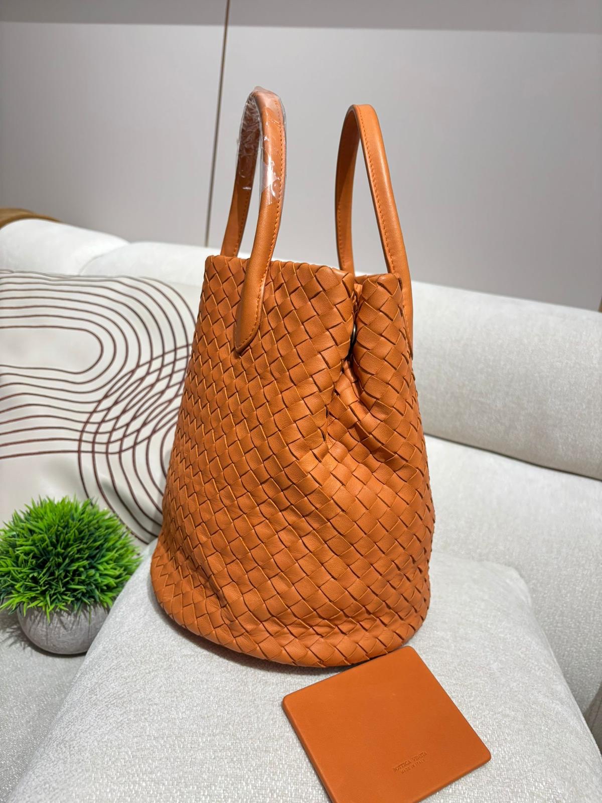 Bottega Veneta BV Bucket Bag 100%Authentic, 90%New