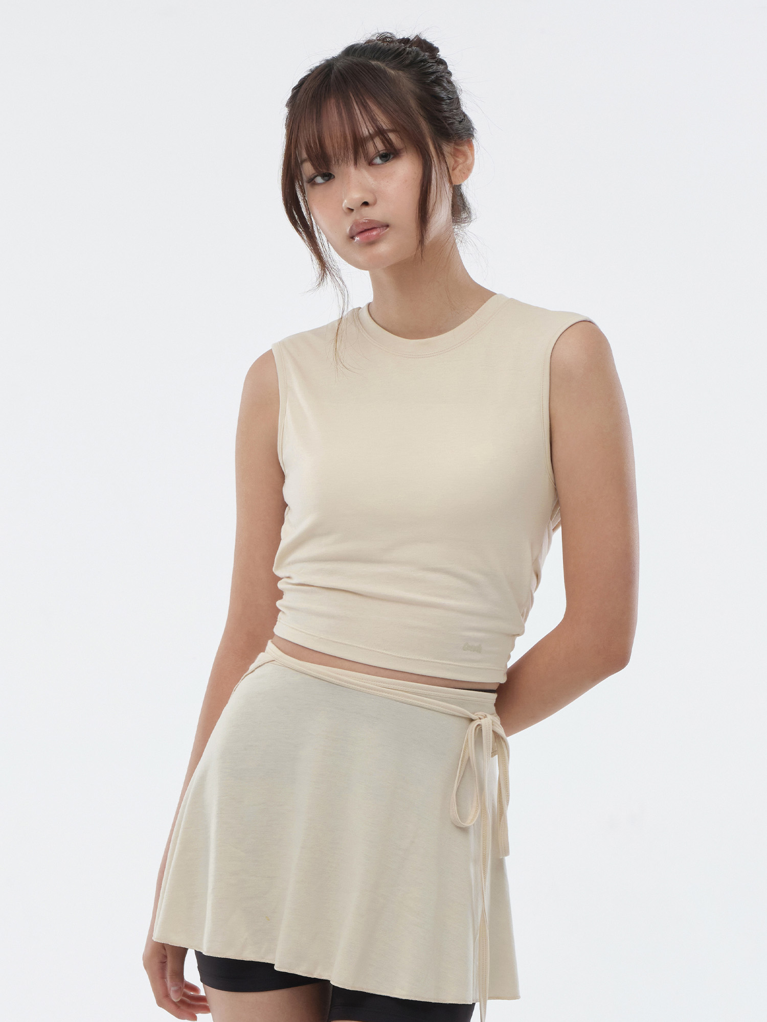 預購_Twist Back Slit Sleeveless by Conch