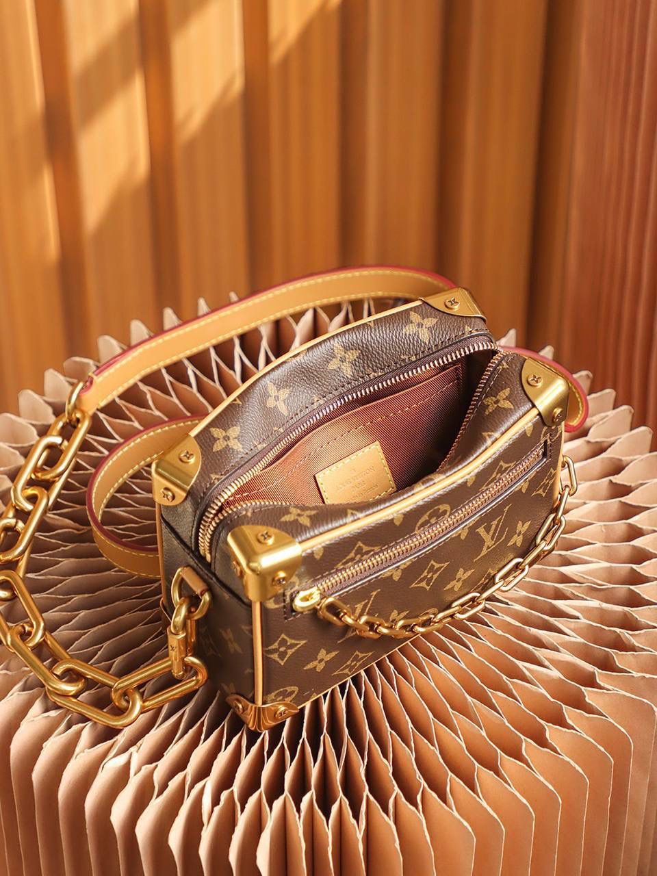 特级AR原厂 𝐌𝐢𝐧𝐢 𝐒𝐨𝐟𝐭 𝐓𝐫𝐮𝐧𝐤 老花🎀 尺寸：18.5*13*8cm 复古老花软盒子包， 大金复古做旧链子作为整个包的点缀核心点， 让整体复古感更加强烈，大金扣可调节的长度， 满足于日常的身高需求，男女通用上身都颜值巅峰， 男女上身颜值无任何缺点，一直都是断货王状态💯🔥