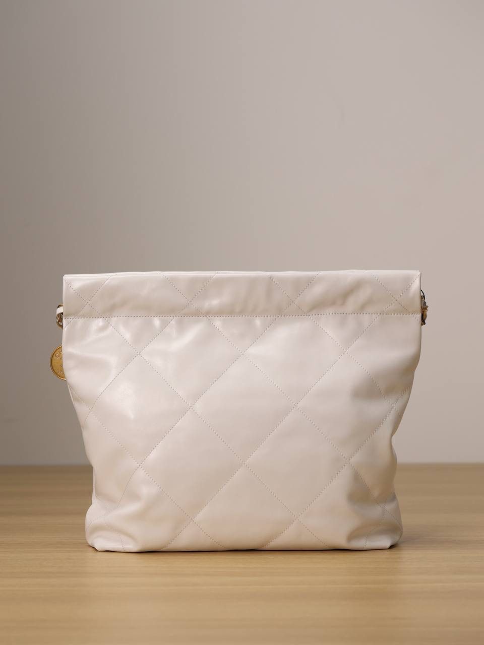 小香全新 22bag白色小号👜❤️‍🩹 超大容量手袋 斜跨托特包 光面小牛皮 金色LOGO 白色垃圾袋小号独家渠道来啦 我们只做唯一的渠道货，唯一独家对比正品的欧洲渠道货 尺寸：35 x 37 x 7cm