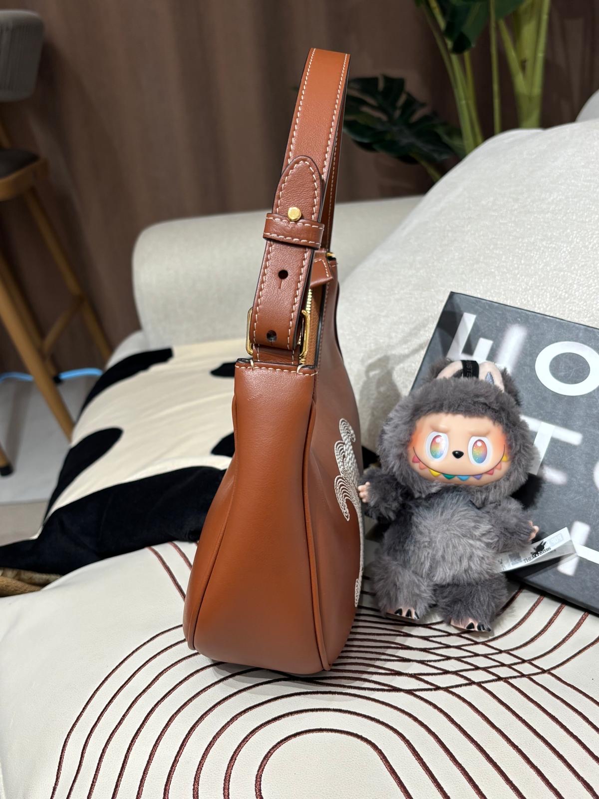 Celine Ava medium hobo calfskin 凱旋門logo 100%Authentic ,98%new✅dust bag