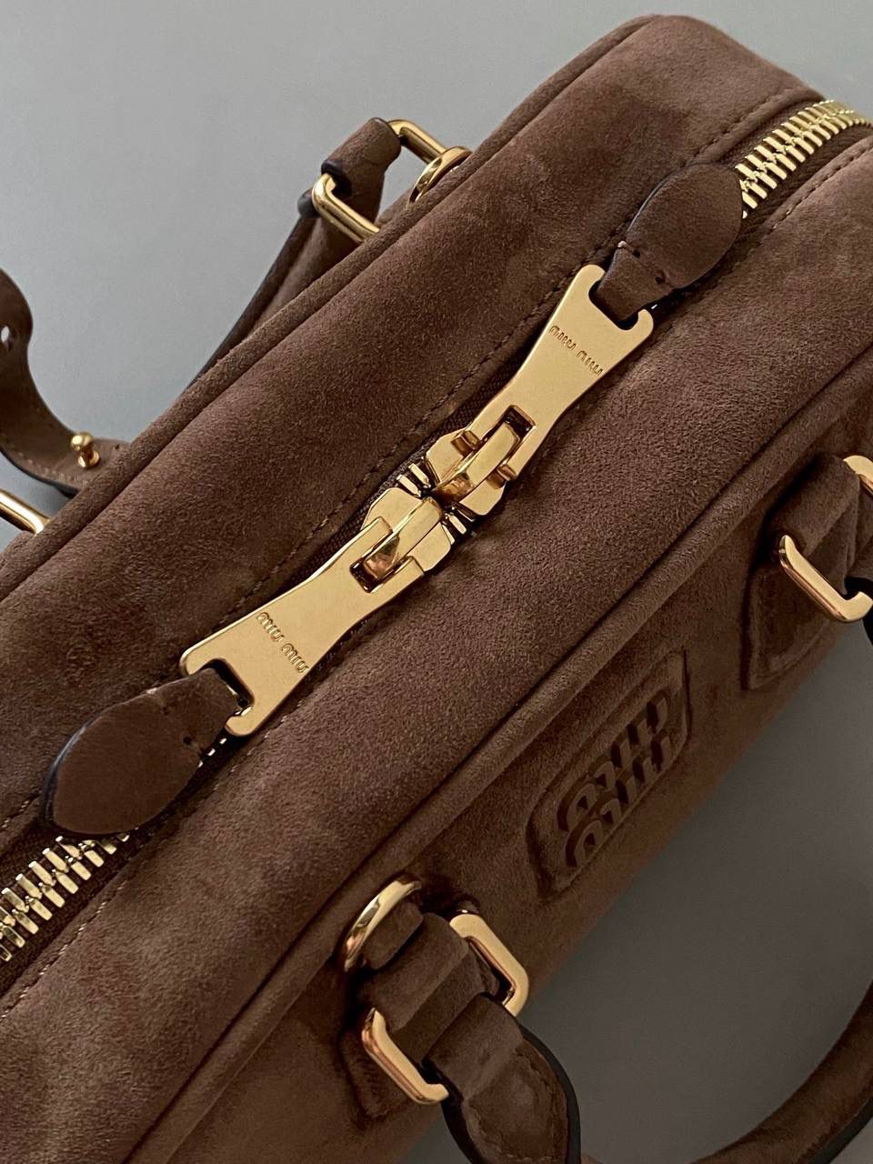 🈶可可棕，小号 𝗠𝗶𝘂𝗠𝗶𝘂24秋冬保龄球 今年棕麂皮系列大人气啊！深深的巧克力色，满满秋冬味儿～ 绒面皮每年都会有，但是！！今年这股风刮的特别猛 从秀场到ins博主穿搭，或者线上门店 几乎都有麂皮元素！ 西装款 夹克 风衣 鞋子 包括包包等 延续去年美拉德色系的颜色， 今年的颜色各种各样，有深有浅 但我唯爱咱miu家的这个巧棕色 绝对秋冬氛围感里，最“增质感”的时髦单品！ 小号：10.5×22×7.5cm #F0011m 大号：27x12x9cm