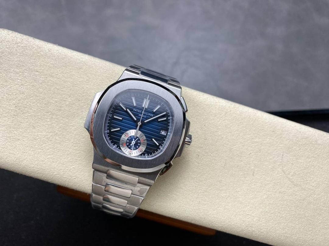 V2版真功能🌐真小秒！3K工厂 百达翡丽鹦鹉螺5980/1A-014多功能计时腕表V2版本，真小秒、真功能！【表壳】腕表尺寸40.5毫米，同正品一致的枕型表壳采用正面拉丝，侧面抛光的两种工艺组合，层次感分明，质感十足。尽显精湛工艺。【表带】采用原装表带一比一量身打造，每节表带的中央抛光部位，都能呈现钻石的形状，尽显高级质感。【机芯】3K厂采用定制版PP.CH28-520机芯，完美还原正品，时分秒，日期，和计时大秒功能。欢迎各位表友品鉴🌐