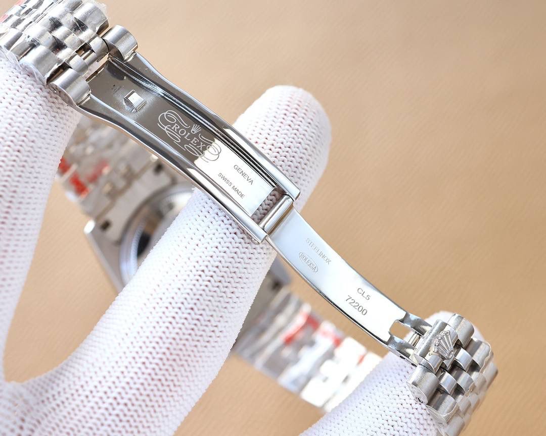 🌟🌟劳力士Rolex日志型系列，情侣对表👫，瑞士机质量100%超强防水夜光蓝宝石玻璃背透设计，搭载原装进口8215全自动机芯,女6T51机芯，直径36mmx10.5mm。女28mm，表里如一 独具匠心！打造市场亲民价格！欢迎订购🔥顶级出品 精品不断🔥