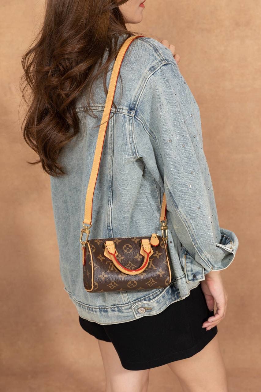 LV 枕头包🎀 这款 Nano Speedy 枕头包， 真的一眼就会被迷到 😍✨ 是 真正原厂级品质，ZP 正品级， 从材料、五金、车线到油边， 全部都用 正品级原材料，质感很稳很放心 👍