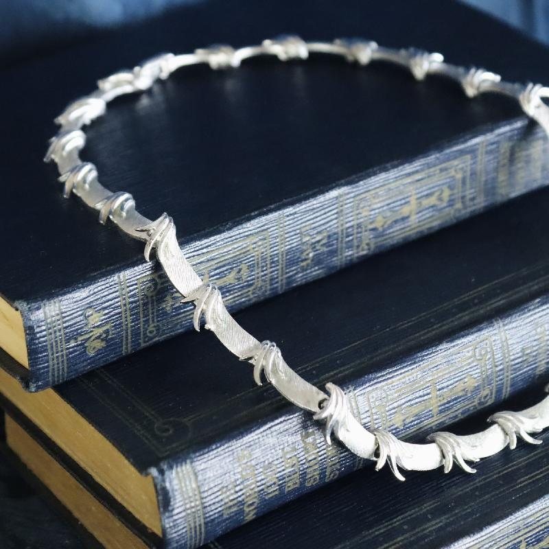 RARE! 1961-1969 Made in England Corocraft Textured Silver Tone Foliage and Wave Linked Collar Necklace (MT1677-2)