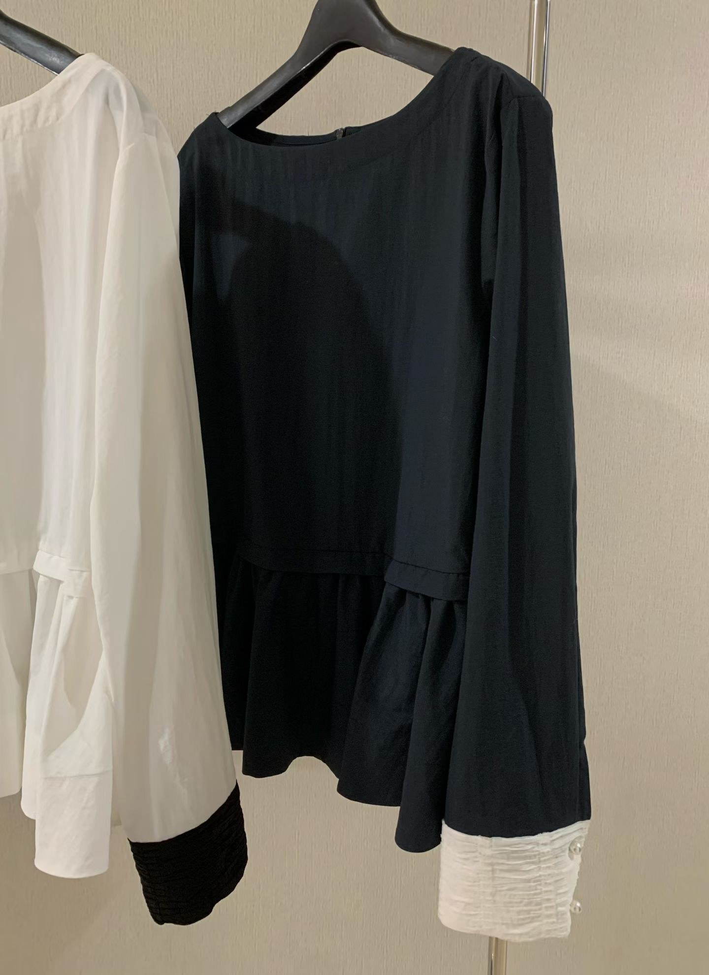 Feminine cuff contrast blouse