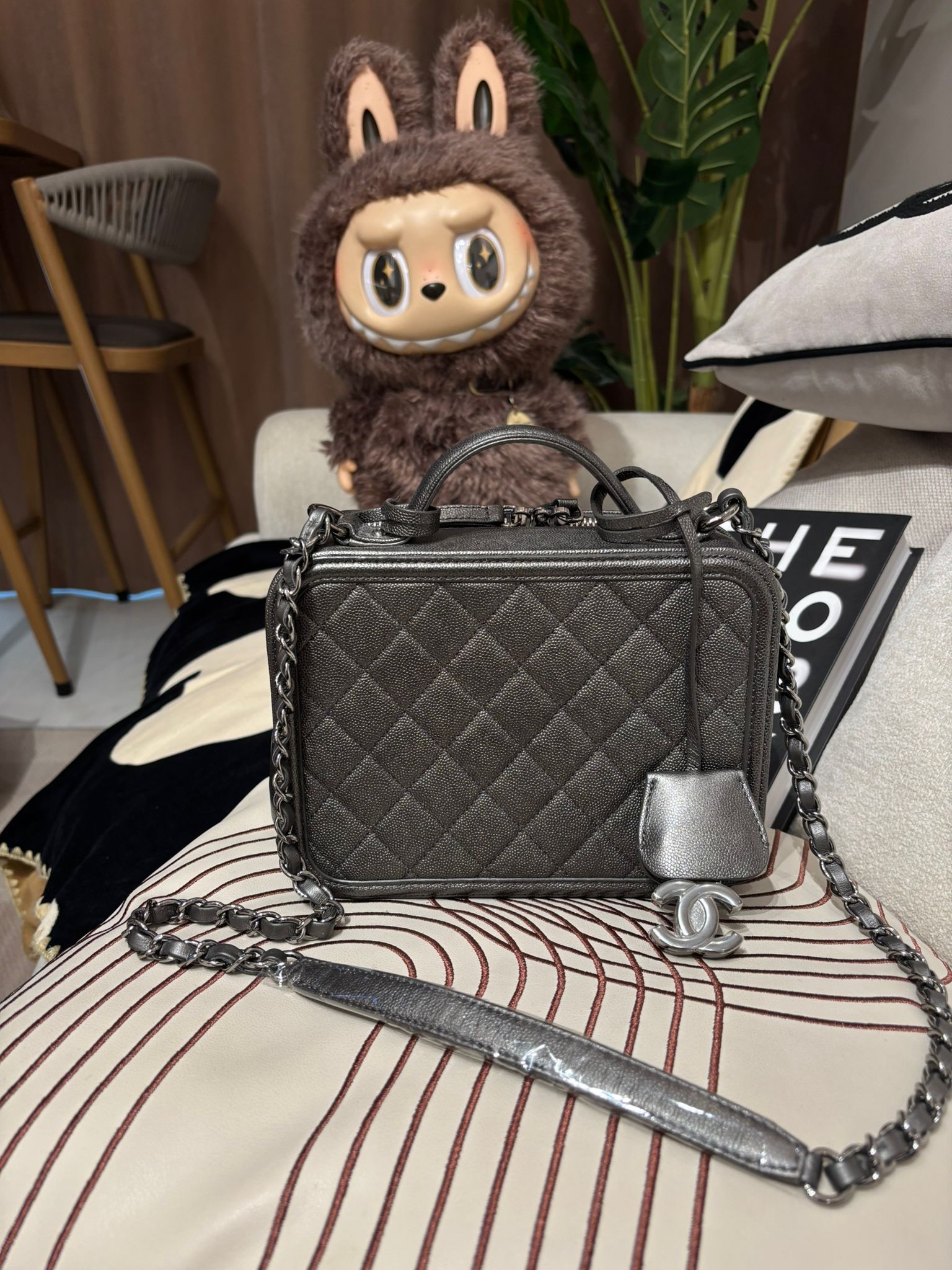 Chanel vanity cc filigree 21cm 銀灰色魚子醬牛皮 ,100%Authentic,98%new ✅26CARD✅dust bag ✅box 