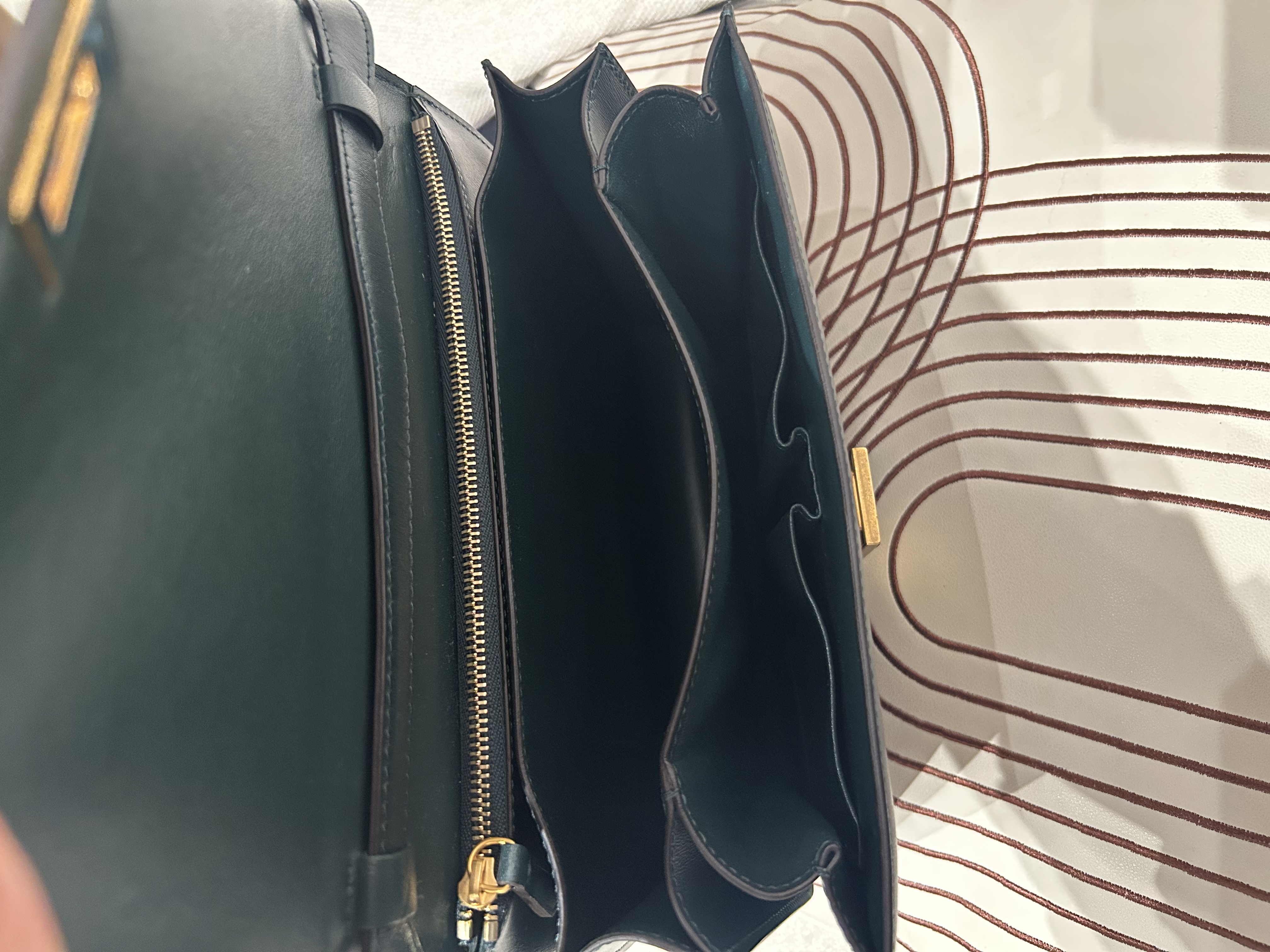 Celine box medium classic 100%Authentic , UNUSED✅dust bag 