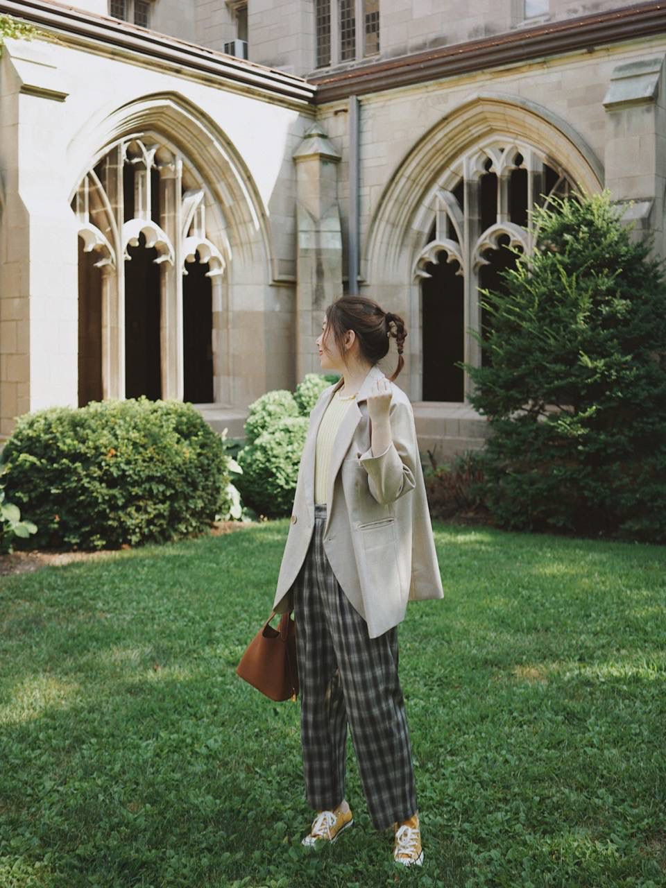 H菜篮子🧺✨ 金棕18cm银扣 独家渠道货！独家背景！高清实拍图！ 每个细节可放大看，全网天花板级别的菜篮子，独一无二的过验产品，每个细节都是对版的！ 纯手工制作、细工慢活、工匠精神雕刻的艺术精品！零售后，包满意！奢侈品中的精品之作！💯 尺寸：18 X 19 X 13.5cm