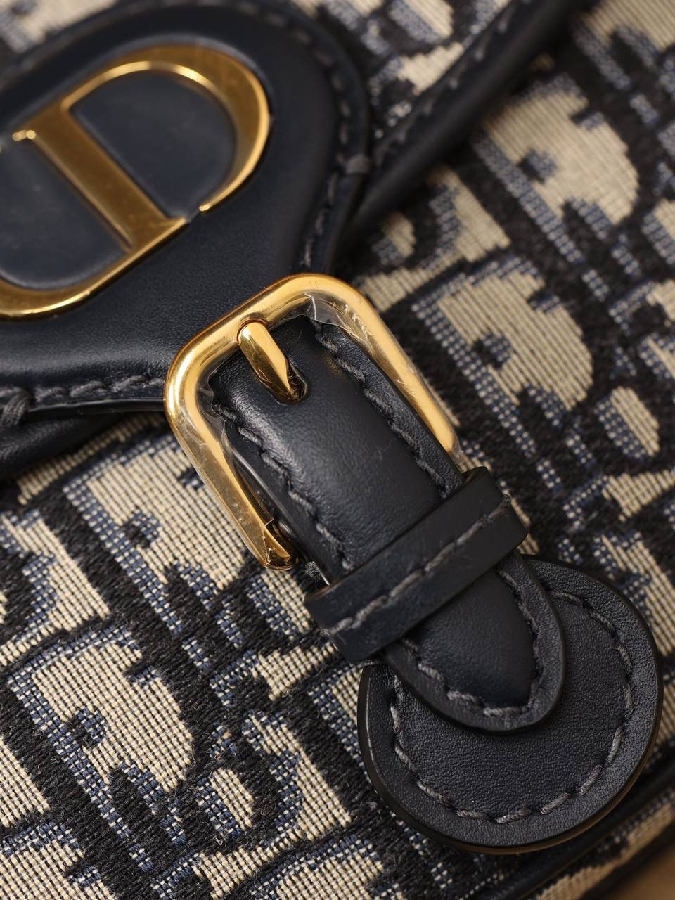 小号 DIOR BOBBY 手袋 蓝色 Oblique 印花🎀 翻盖开合设计 磁性扣环搭配装饰性“CD”扣 背面“30 MONTAIGNE”压花标志 后侧口袋 内部平盖口袋 可调节、可拆卸的滑扣皮革肩带🤟🏻 “Christian Dior”军装风格搭扣 内含防尘袋 尺寸：18 x 14 x 5 厘米