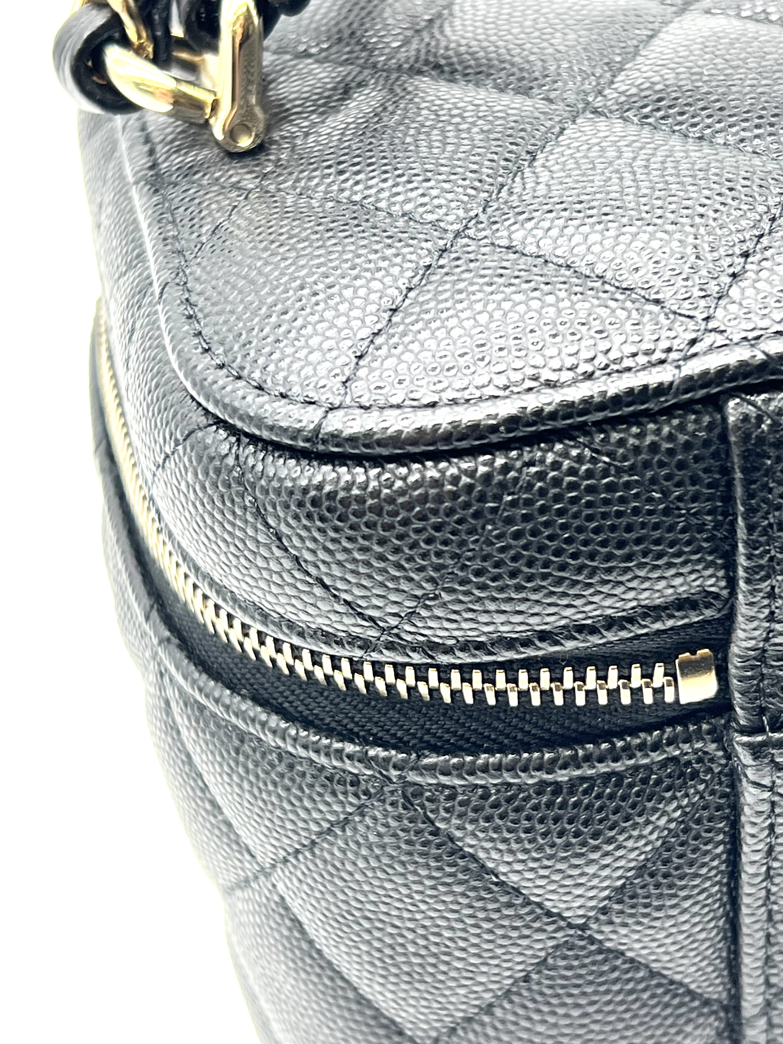 Pre-Owned CHANEL Caviar Quilted Mini Vanity Case with Chain / Product Code: 26051108