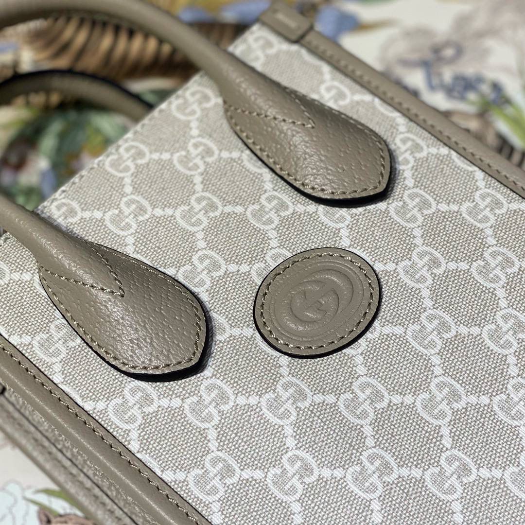 ▪大货实拍 𝐆𝐮𝐜𝐜𝐢 𝐁𝐞𝐢𝐠𝐞 𝐖𝐡𝐢𝐭𝐞燕麦色 型号：671623 尺寸：16*20*7cm