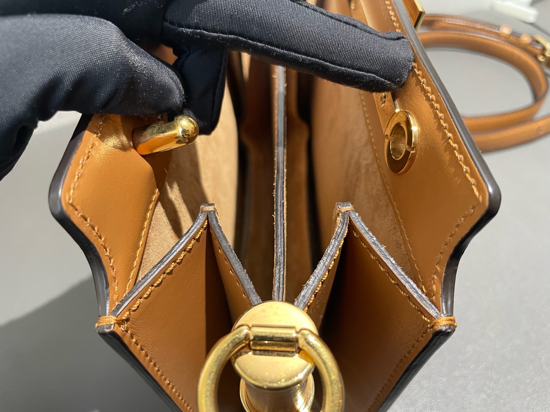 【預訂貨品】FENDI焦糖色金扣風琴包