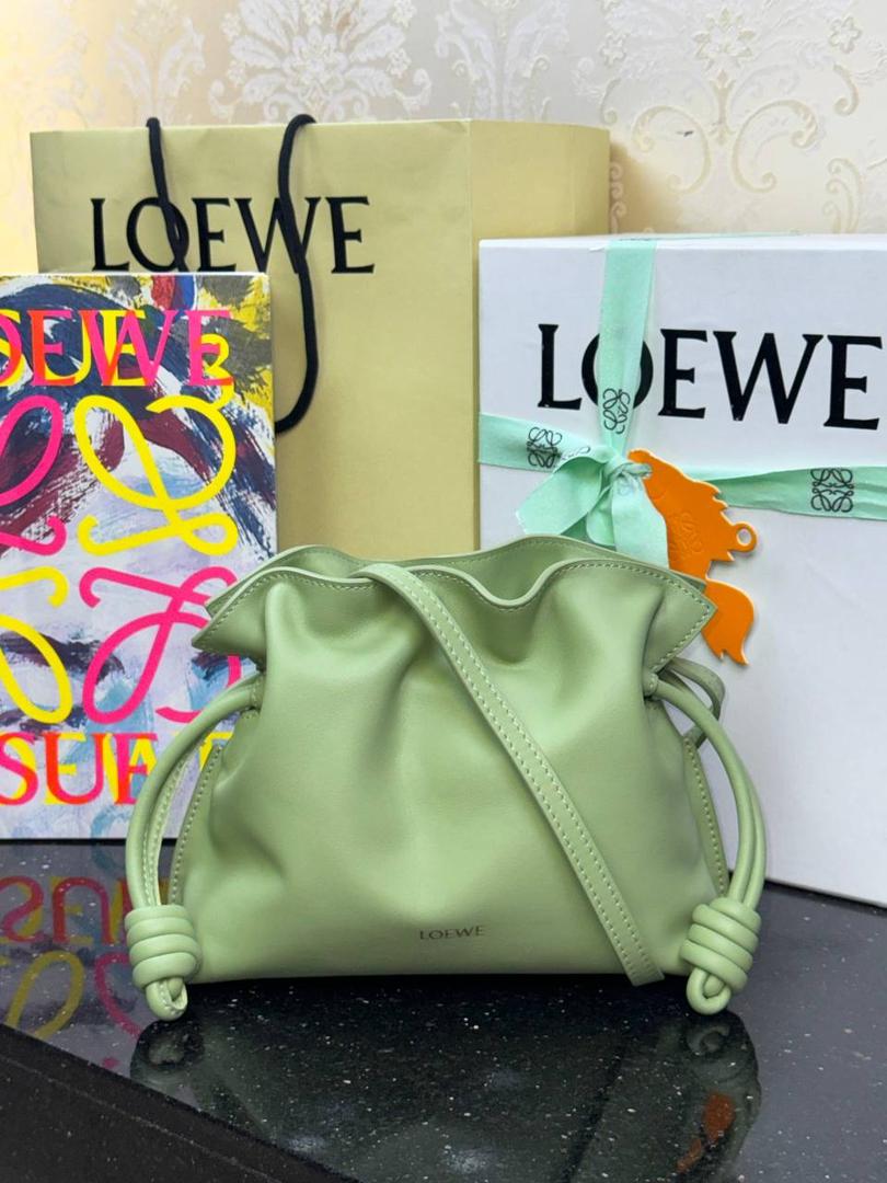 全新升级—迷你𝙁𝙡𝙖𝙢𝙚𝙣𝙘𝙤出货啦✅ ❤️升级版福袋正面新增品牌烫金𝙇𝙤𝙜𝙤代替压印𝙇𝙤𝙜𝙤，肩带加宽同时增加两侧狗扣五金代替原本皮穿扣肩带，精致又便捷🥰 ❤️独家定制皮料五金，小牛皮皮质手感十分柔软且耐用，肩带🉑拆卸🉑调节，多种背法任你选择，容量超大，日常出行必备😍 ❤️独家品控，完全对版细节，全套礼盒🎁包装给你满满的仪式感🥰 迷你尺寸：𝟐𝟑 𝟗-𝟏𝟖-𝟗𝐜𝐦 款号：052030浅梨色