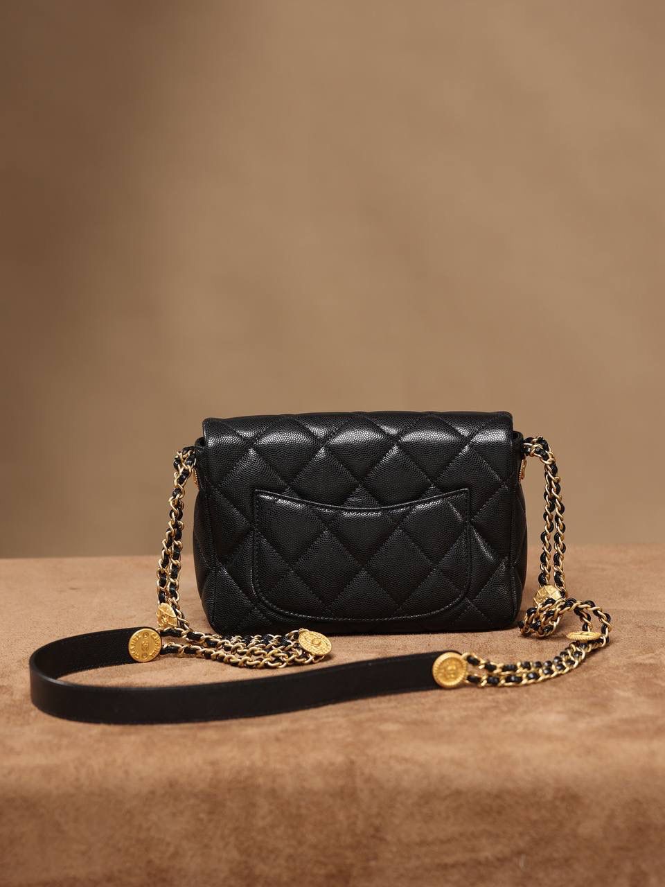 22早秋新品 CHANEL 香奈儿 横款金币方胖子👜❤️‍🩹 尺寸：13.5*215.*6.5cm 独家渠道货 独家ZP尾单渠道货首发 此款是今年小香新出的材质颗粒压花牛皮，颗粒比较细小，手感比较柔软些，是欧洲原厂纯原金扣的头层小牛皮压的小球纹路，非常耐磨 金币包是小香22年推出的全新的链条款式，也是主打的明星产品，结合这种小球纹推出一个系列的金币包⚡️