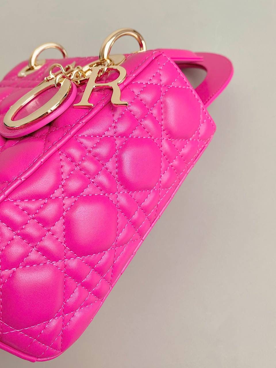 🈶火龙果色 𝗗𝗜𝗢𝗥 𝗟𝗮𝗱𝘆羊皮四格金扣 谁能拒绝这只刚出的夏日限定色啊 官网叫拉尼粉，粉紫调这不就是火龙果？ 超炫的视觉冲击，衬的人非常显白 迷幻又很甜的多巴胺色彩，今年夏天冲 进口原厂羊皮➕全钢五金，最高版本 （配6个五金图案 全套包装） size：20×16.5×8cm 4123m