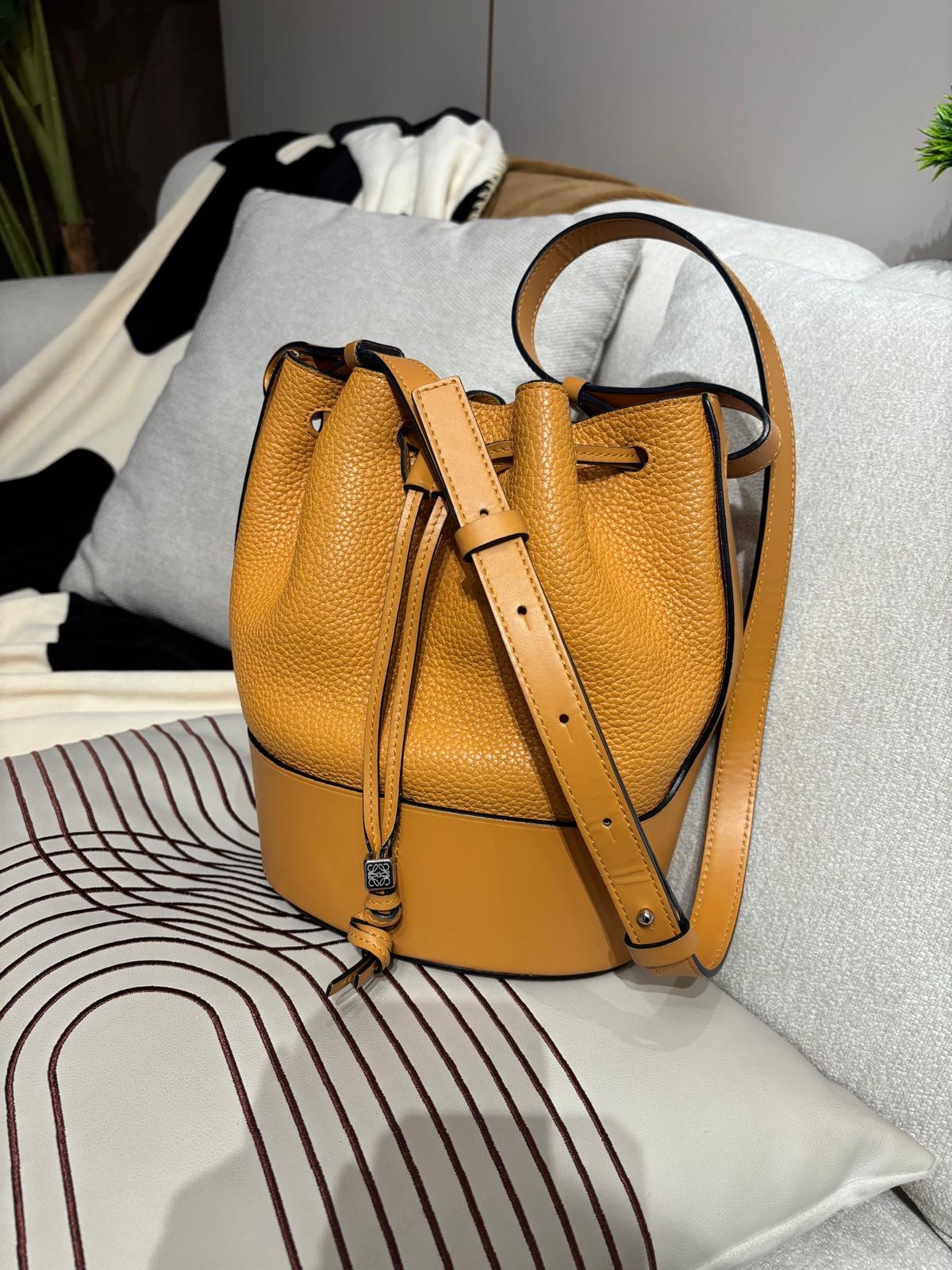 Loewe balloon bag Calfskin 100%Authentic ,95%new✅dust bag 