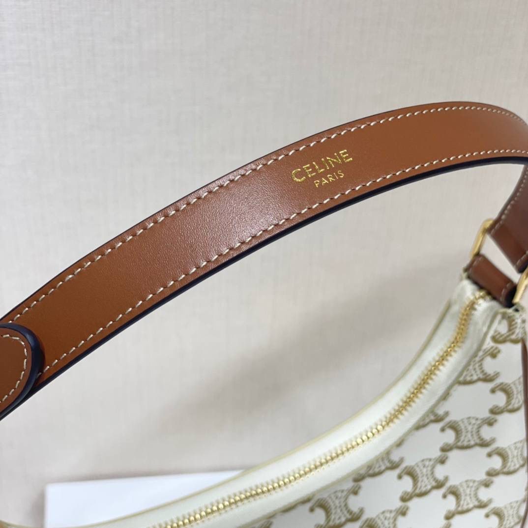 🔥大货实拍图 𝗖𝗘𝗟𝗜𝗡𝗘 ♥ 𝗧𝗥𝗜𝗢𝗠𝗣𝗛𝗘 𝗖𝗔𝗡𝗩𝗔𝗦 𝗔𝗩𝗔 灵感来自1990年代中古包Macadam，采用小巧优雅的月牙形轮廓，搭配耐看的棕色调凯旋门老花和小牛皮滚边，透出复古娇俏气质。型号：193952 尺寸：23*14*7cm