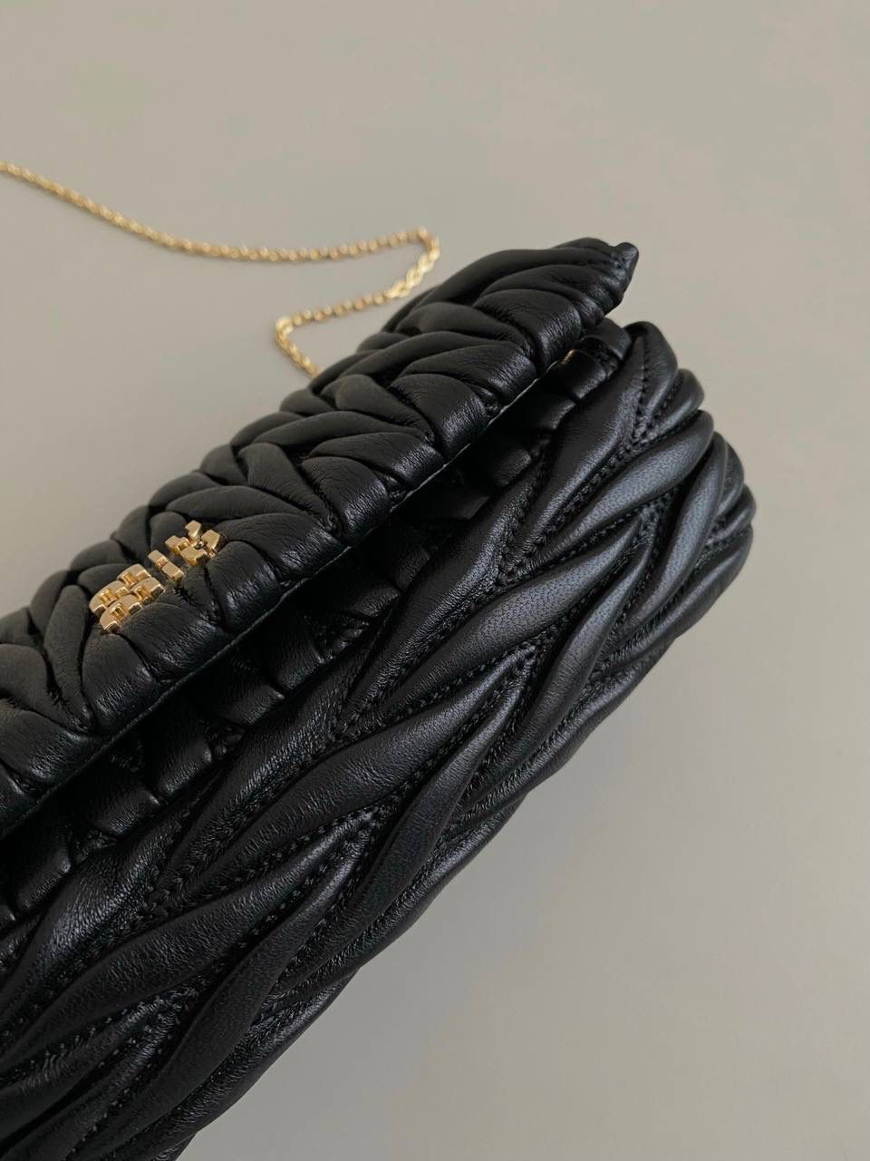 🈶黑色 𝗠𝗶𝘂𝗠𝗶𝘂 𝐰𝐨𝐜链条包 咱就是说是不是不止我一个人喜欢这款链条包⛓真的好好看！精致的一塌糊涂，当一只手拿包也能彰显气质 我们用的是进口小羊皮！非国产皮料 肉眼可见的细腻，软软糯糯触感非常好！ 他家经典独特的褶皱工艺，是要有一定厚度 底料太薄了都做不出它的饱满 弹性 更不是市场通货干瘪瘪的褶皱，实在太假 我们新合作的老师傅在这细节上扣的很认真 一缕一折都有zp的神韵，且做到对版！！追求高品质的来 18×9.5×4cm #F0003m