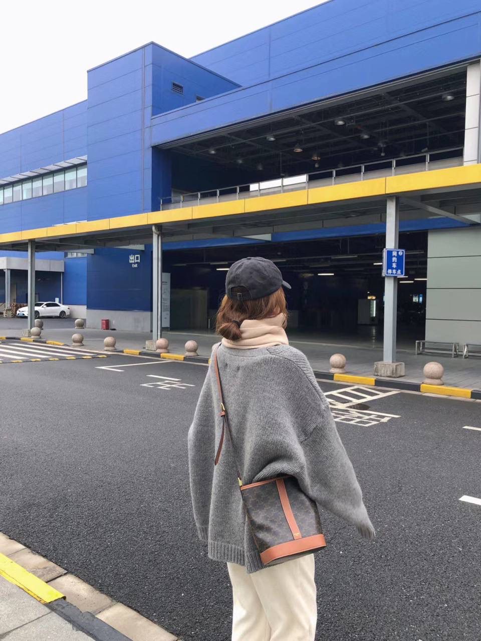 🔥大货实拍图 𝗖𝗘𝗟𝗜𝗡𝗘♥𝗧𝗥𝗜𝗢𝗠𝗣𝗛𝗘 𝗖𝗔𝗡𝗩𝗔𝗦小号水桶 型号：191442 尺寸：30*22*13cm。