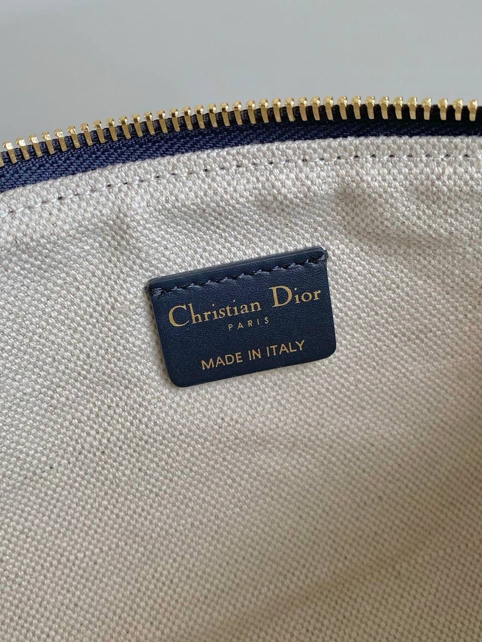 🈶老花蓝 𝗗𝗜𝗢𝗥 𝗰𝗹𝘂𝗯腋下包 又添一新包型，复古味十足 两侧的小金属压褶就很有看点了 可拆卸链条肩带➕皮肩带，自由切换 搭配个长肩带也很可，多种时髦用法 还可当手拿包，晚宴上气场瞬间拉满啊 轻飘飘，上身完全没有负重感 容量空间也是当之无愧的实用派 27×12×5cm，#6521m