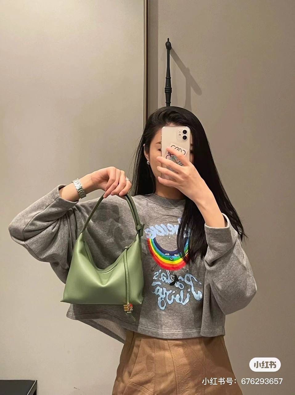 * 小号纳帕牛皮 𝐂𝐮𝐛𝐢 手袋👜 颜色：竹青绿 尺寸：21-17-13cm（中部最宽24cm） 编码：062207 Cubi手袋是一款宽敞的手拎肩包，带有牛皮革底座和柔软的包身。拉链头上的心形骰子五金🎲。肩背或手拿*可调节肩带*拉链封口，牛皮革拉链头*内部插袋*人字纹棉纺布内衬里*Anagram压纹