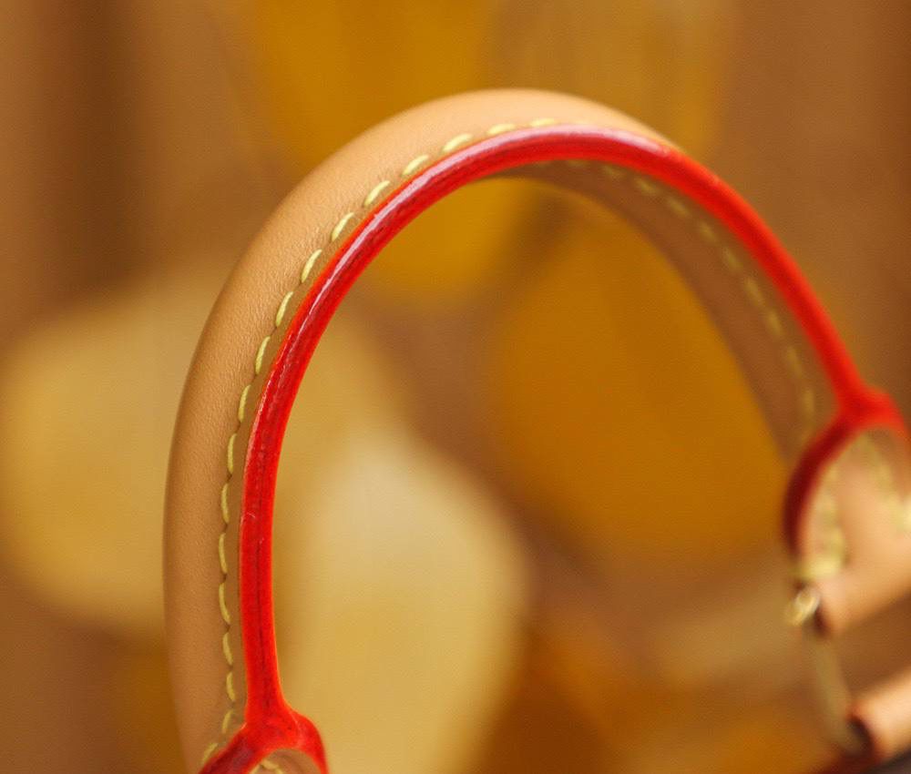 ❑𝑵𝒂𝒏𝒐 𝑺𝒑𝒆𝒆𝒅𝒚 𝑴𝒊𝒏𝒊 👜✨ ❥尺寸：16*10*7.5cm 𝕊𝕡𝕖𝕖𝕕𝕪系列是浓缩经典的精华， 以𝐌𝐢𝐧𝐢精致的小巧造型，搭配可拆卸的肩带设计，🉑️拆卸的肩带，给人不同的演绎风格，可盐可甜，比较可爱，比起老款的𝐍𝐚𝐧𝐨系列，新款的设计更加人性化，可调节肩带设计，满足身高的需求，颜值可是百搭款！