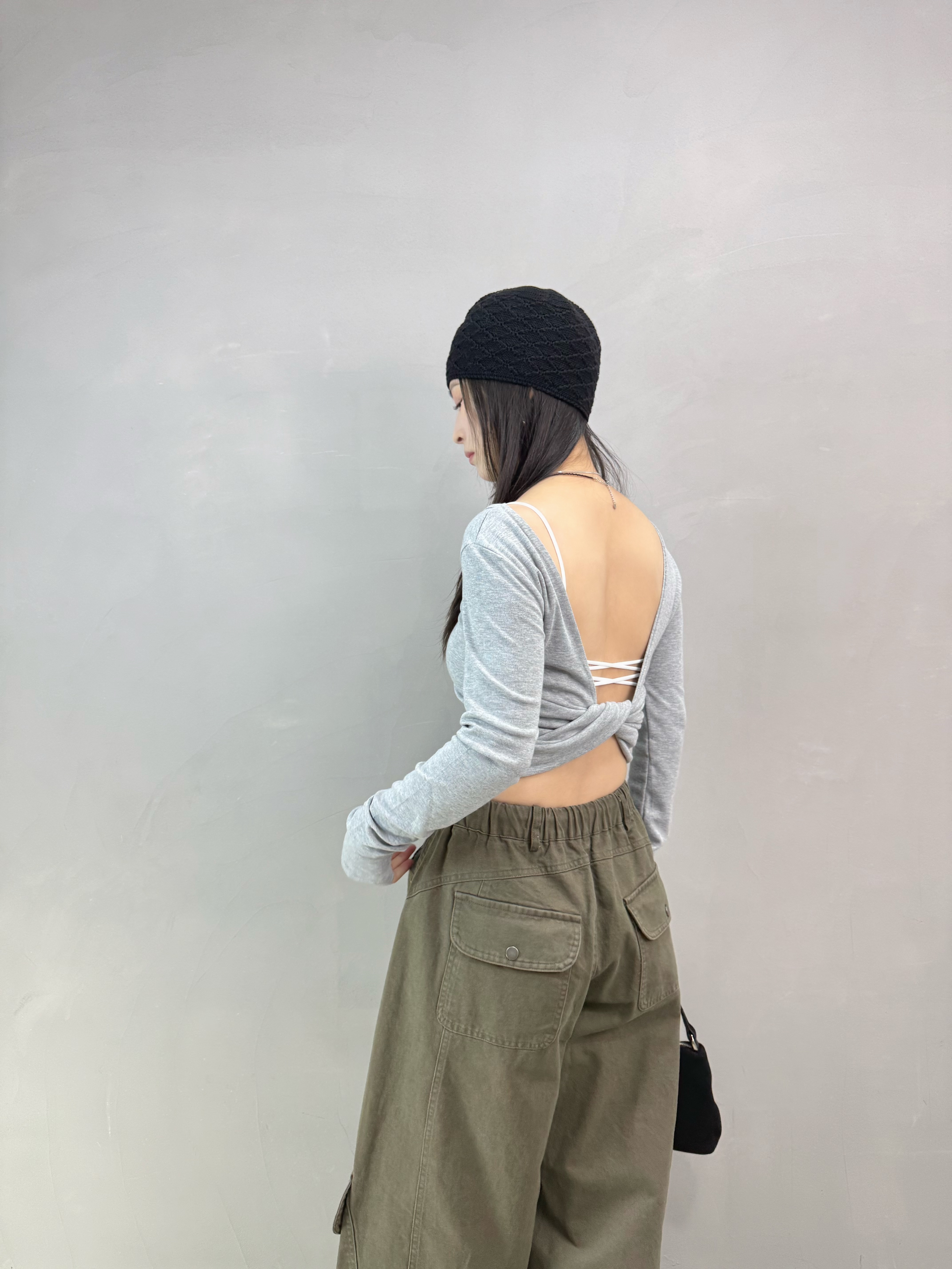 H05 後扭結露背tee